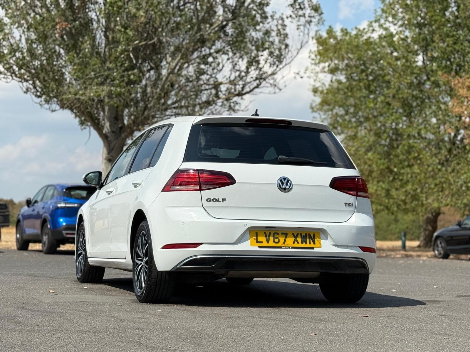 Volkswagen Golf view 4