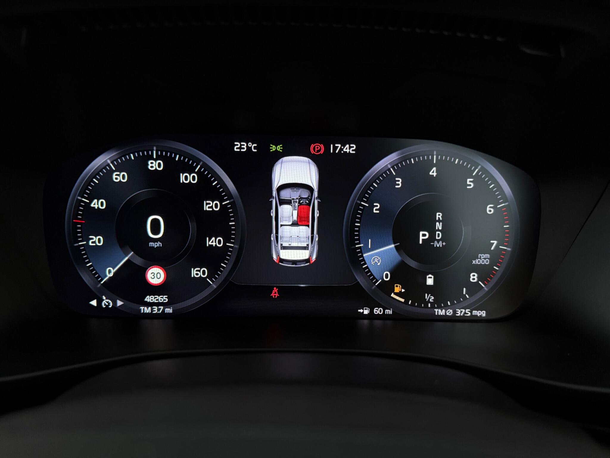 Volvo XC40 view 16