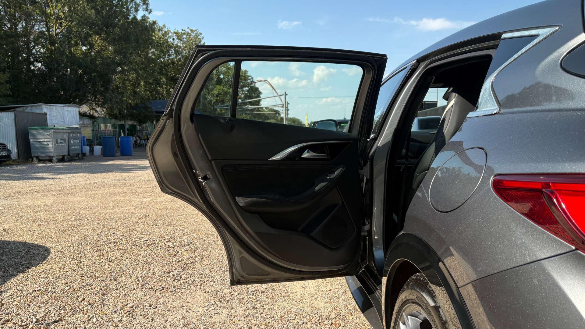 Infiniti Q30 view 33