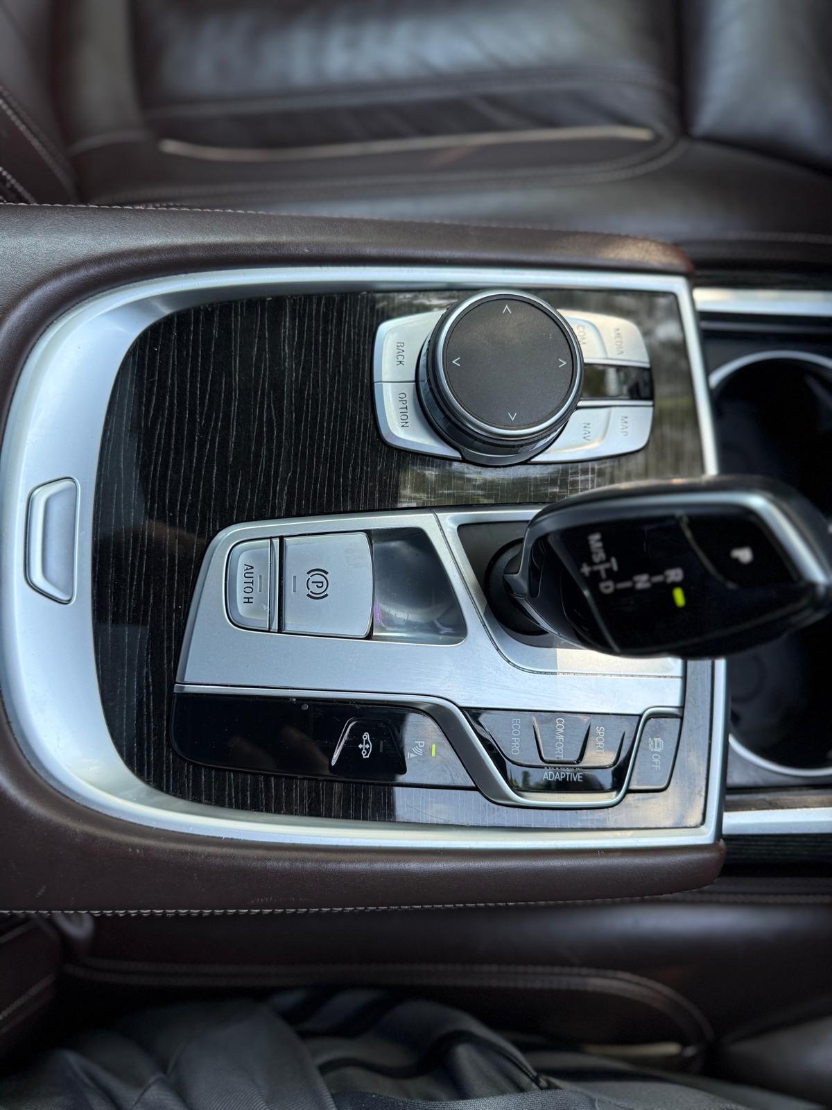 BMW 7 Series view 15