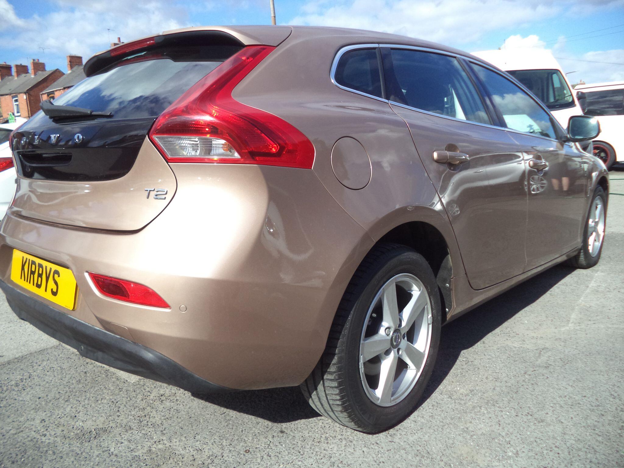 Volvo V40 view 16
