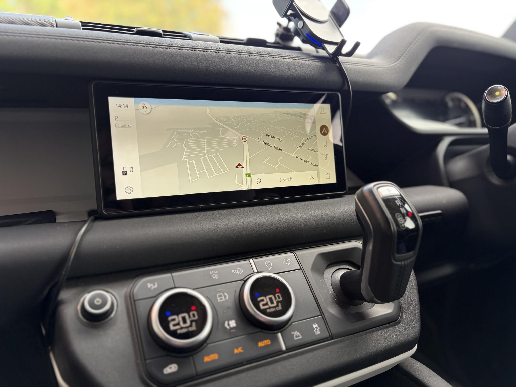 Land Rover Defender 90 view 22
