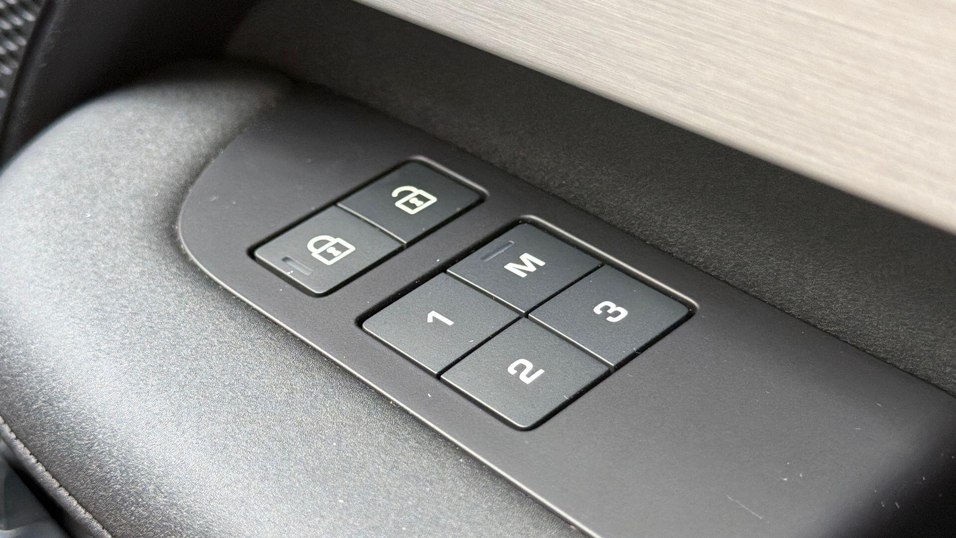 Land Rover Discovery view 26