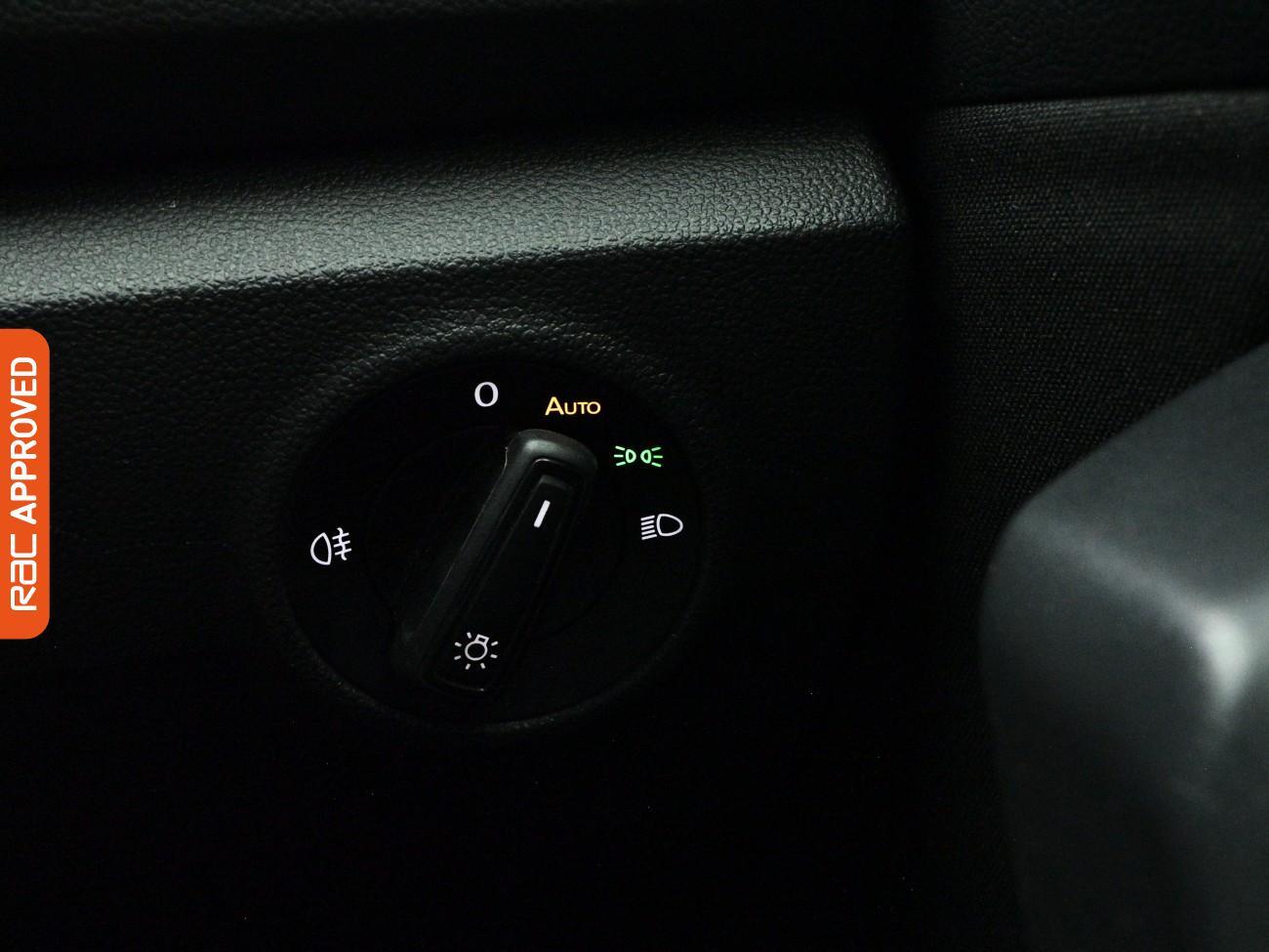 Volkswagen T-Roc view 18