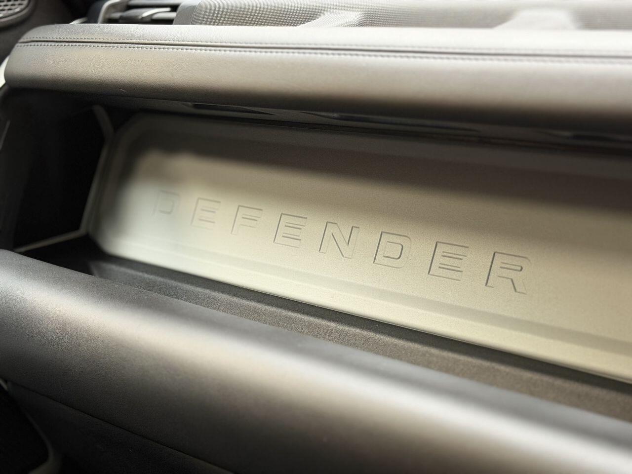 Land Rover Defender 110 view 37