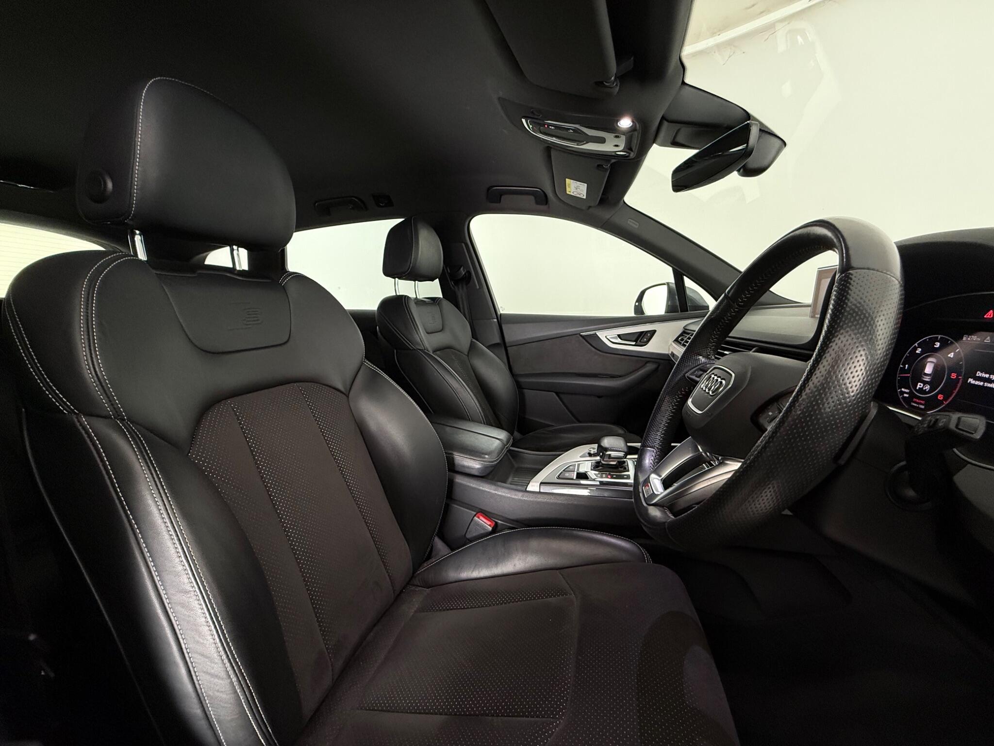 Audi Q7 view 13