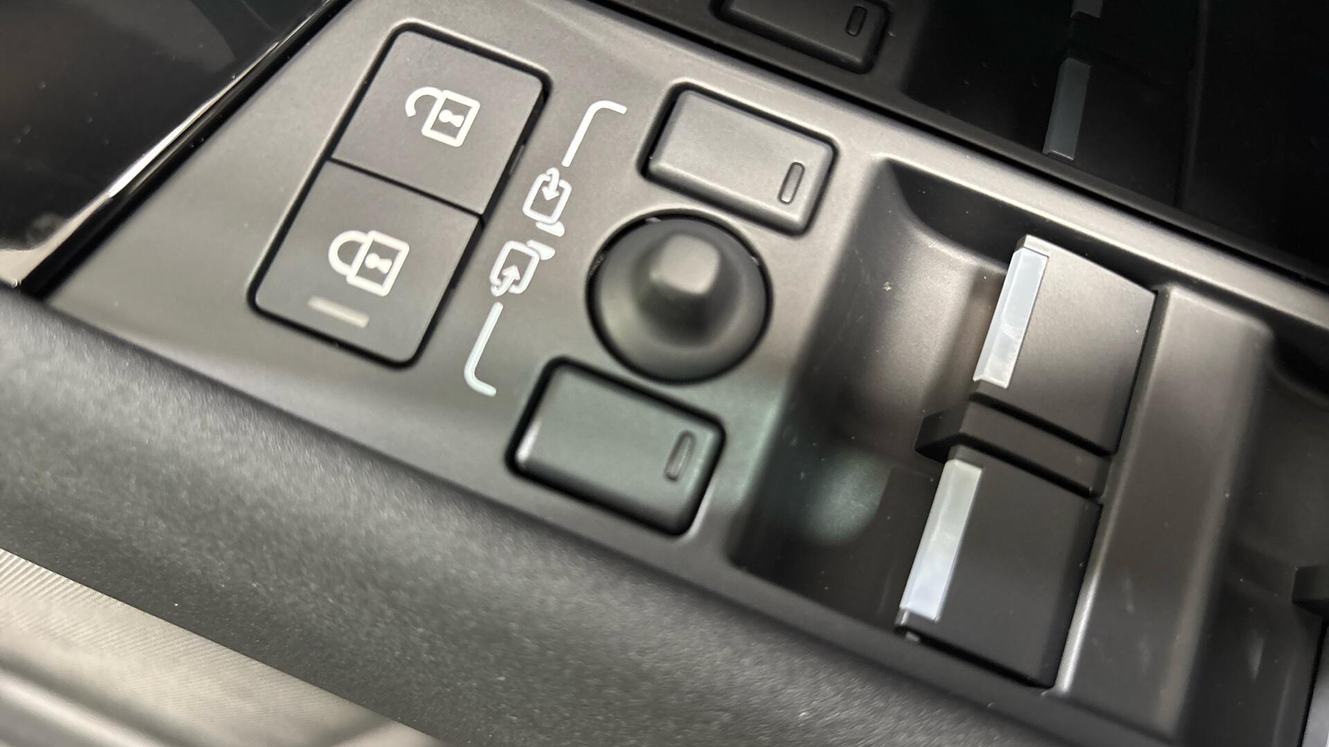 Land Rover Discovery Sport view 41