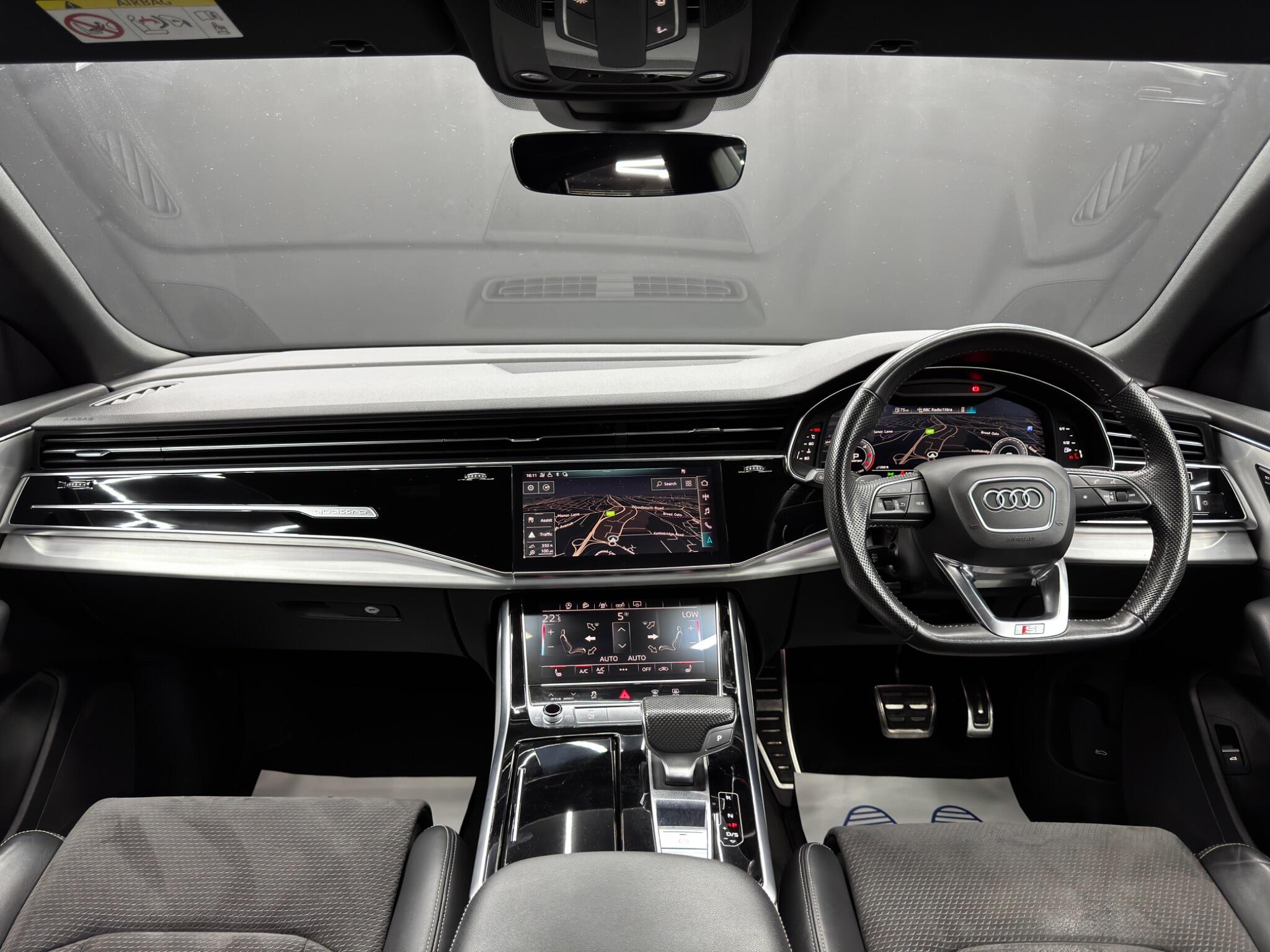 Audi Q8 view 10