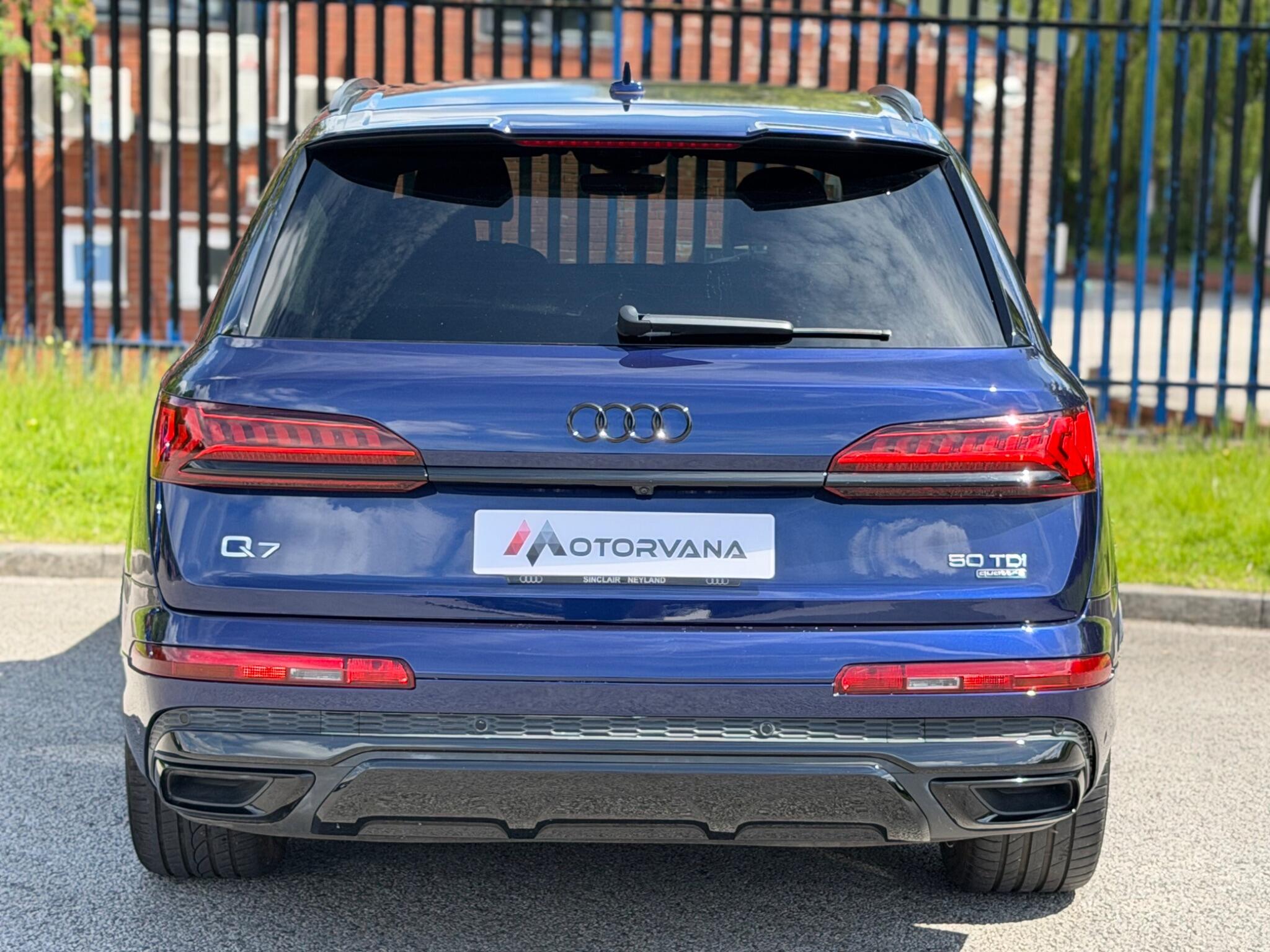 Audi Q7 view 9