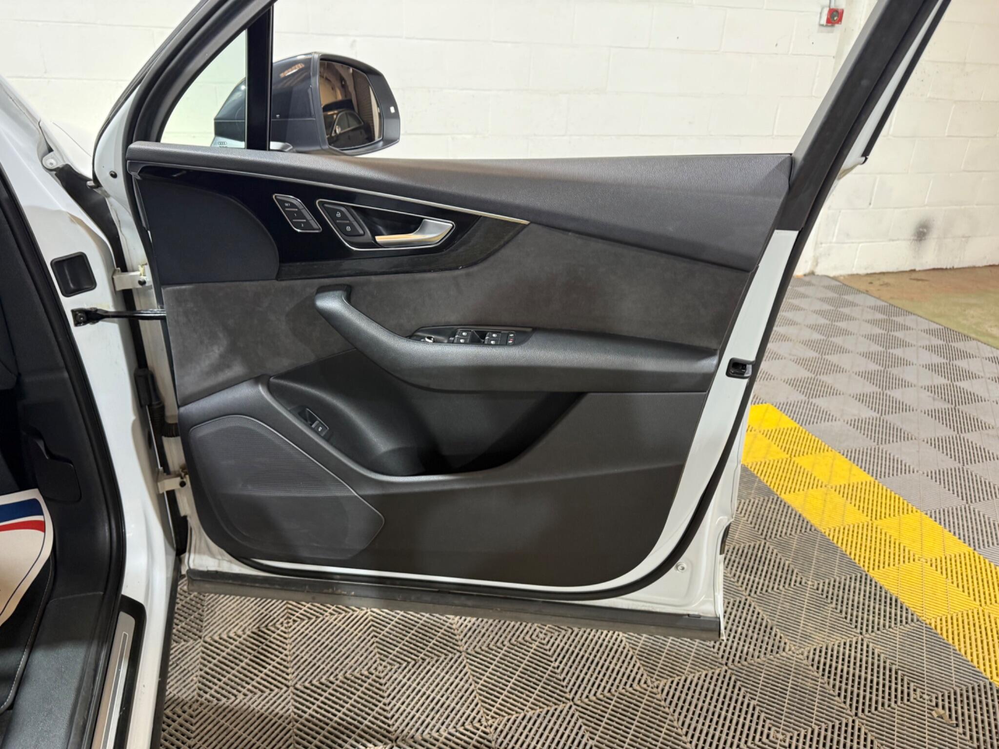 Audi Q7 view 39