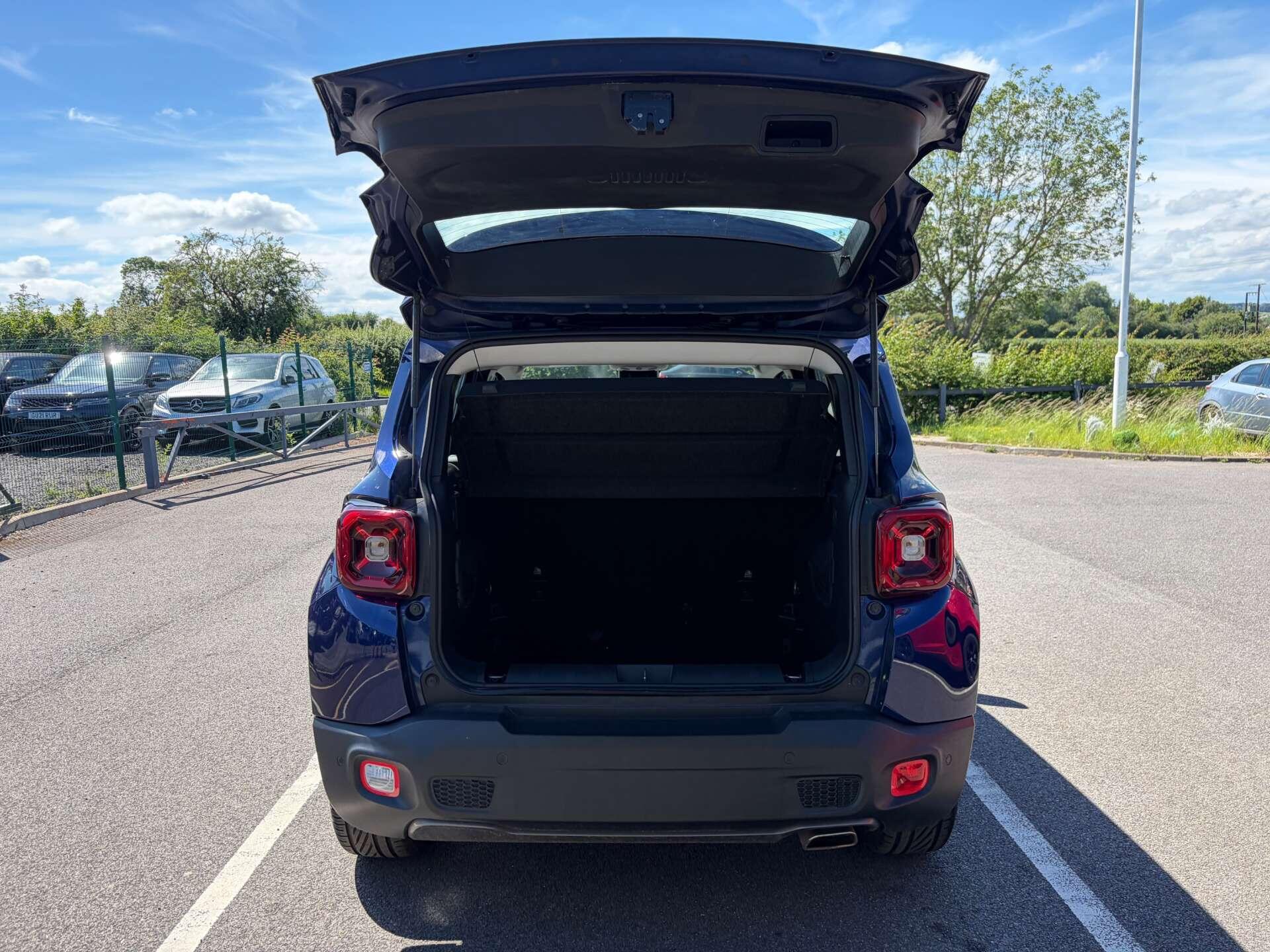 Jeep Renegade view 17