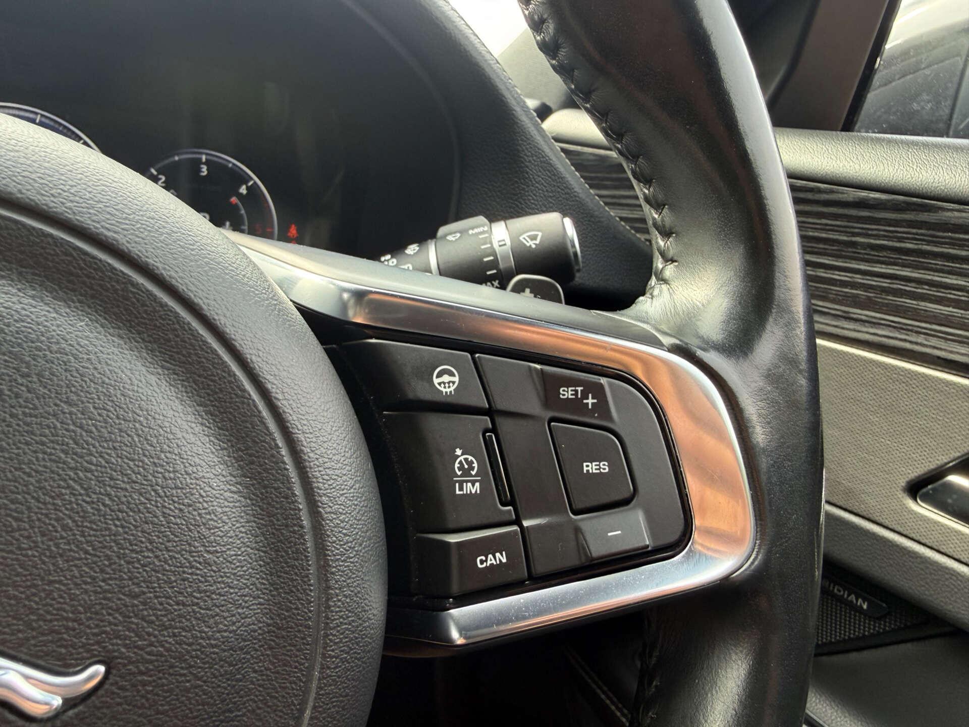 Jaguar XF view 42