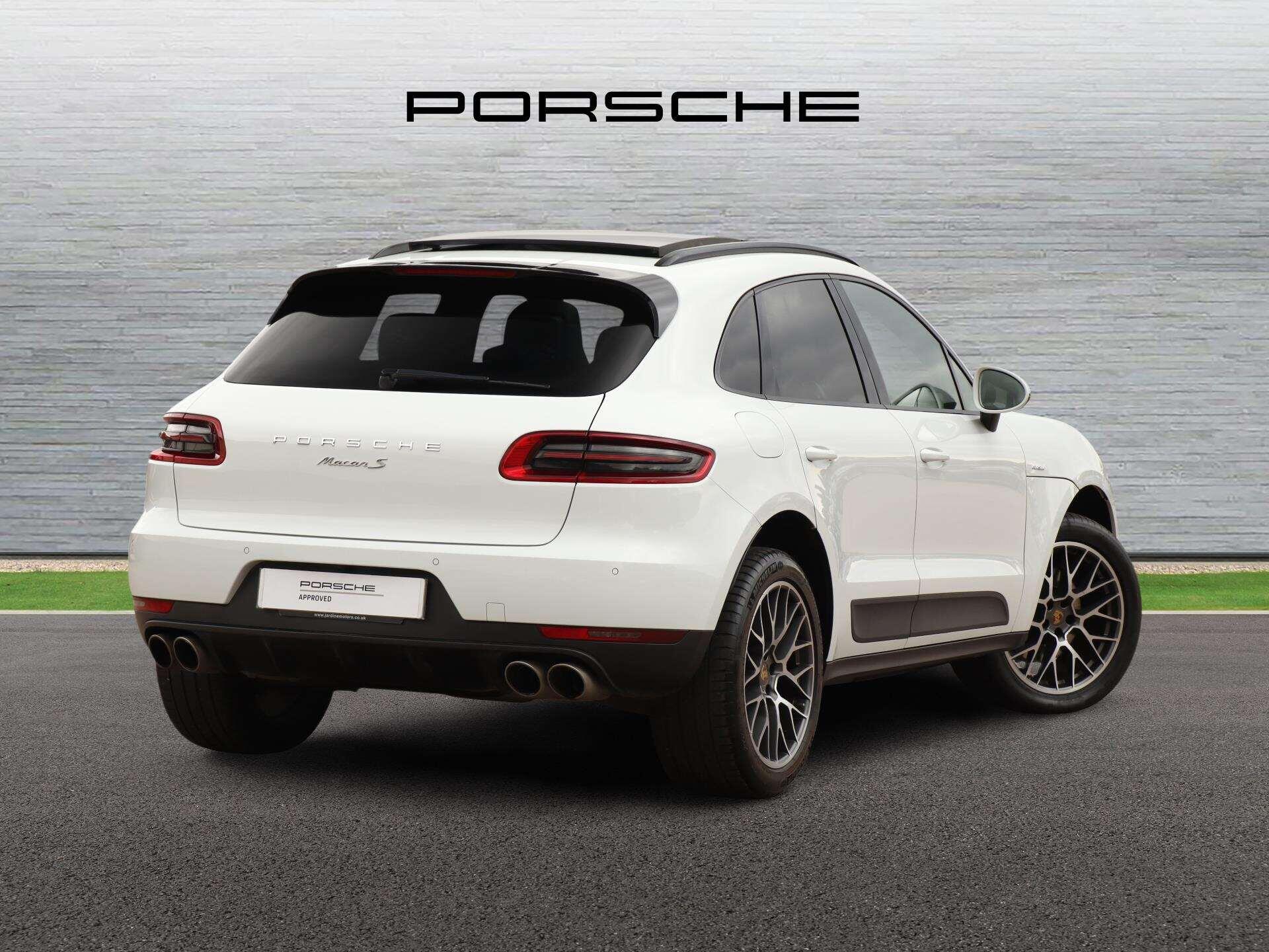 Porsche Macan view 3