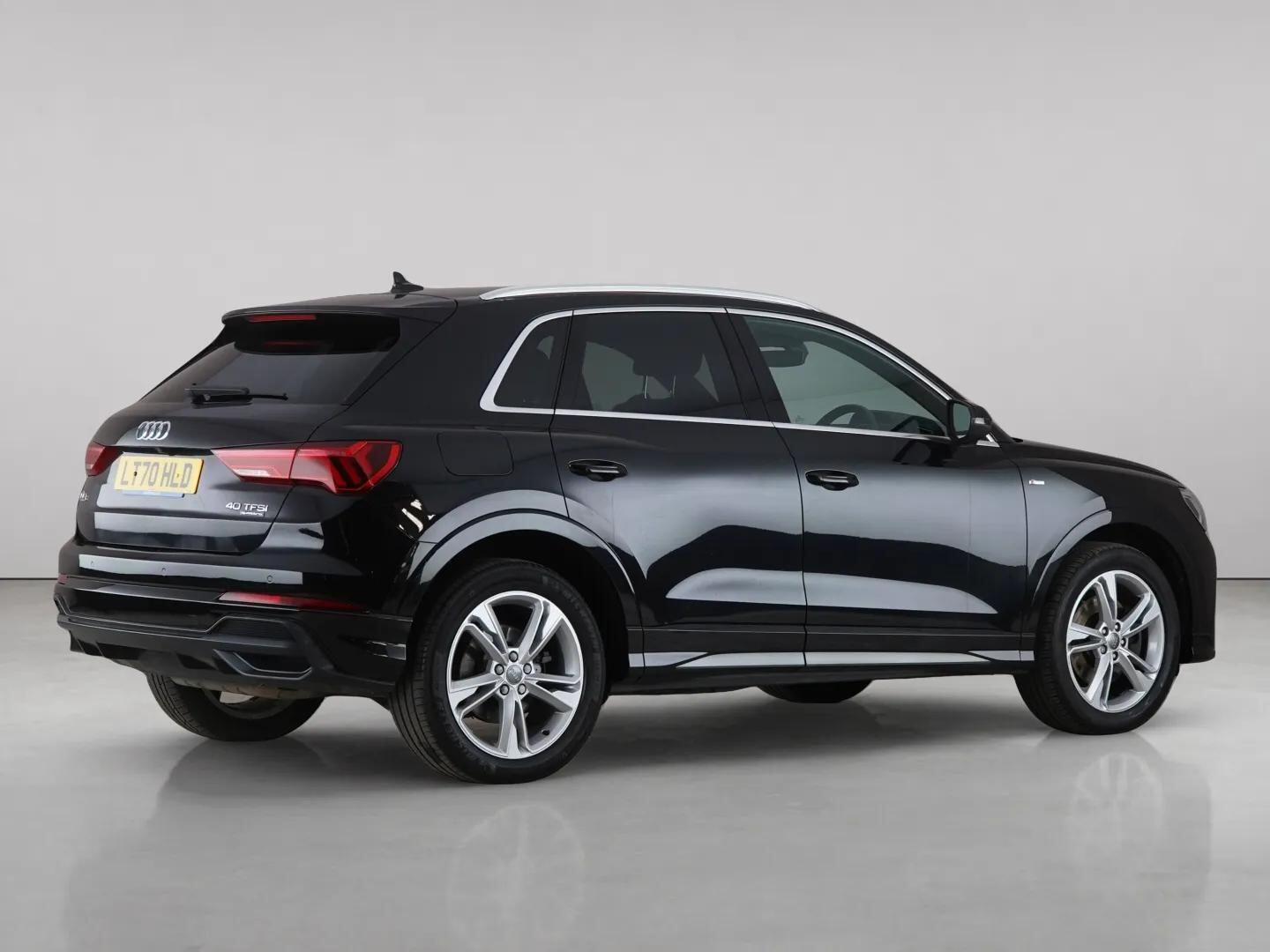 Audi Q3 view 8