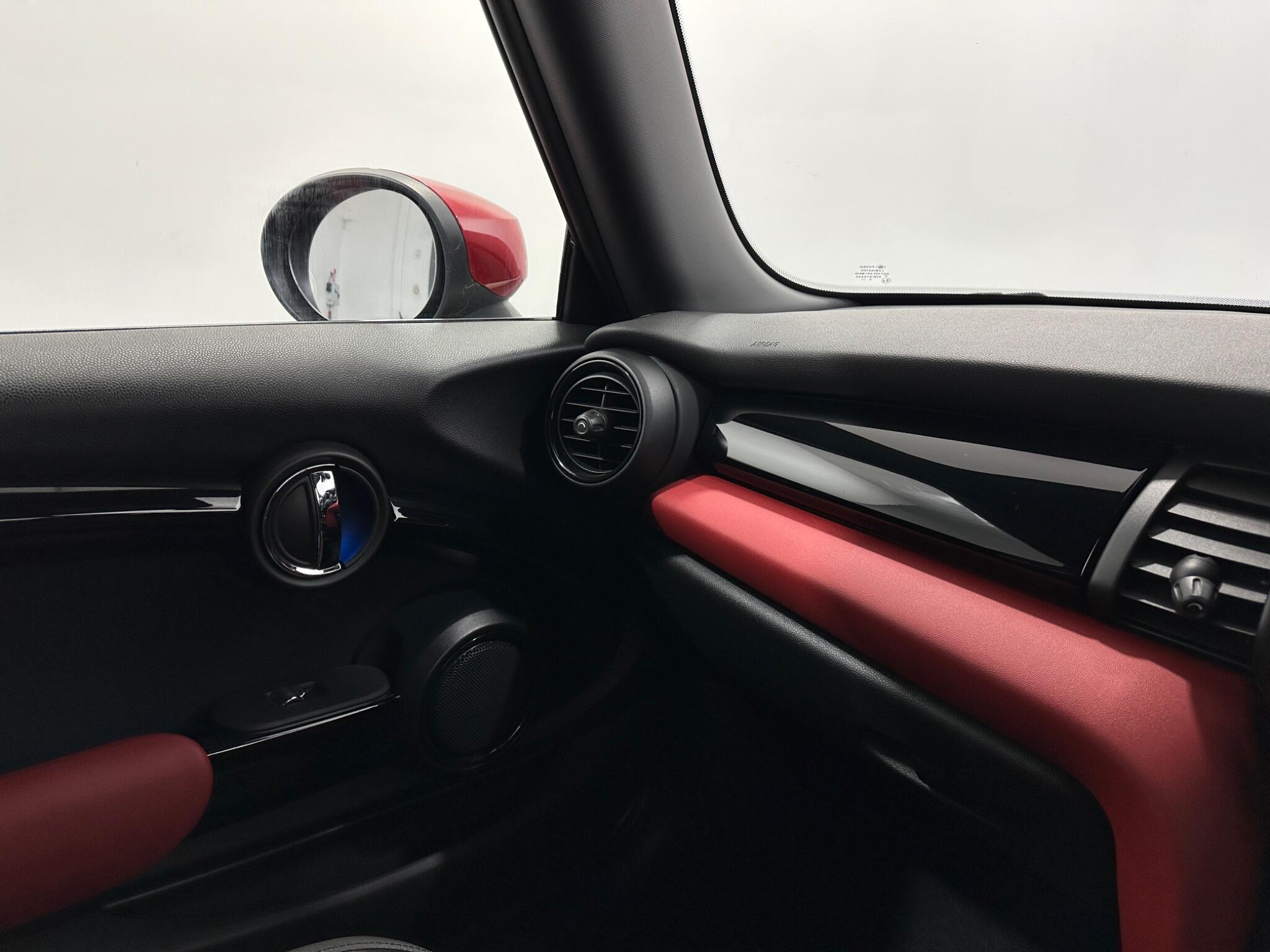 Mini Hatch view 28