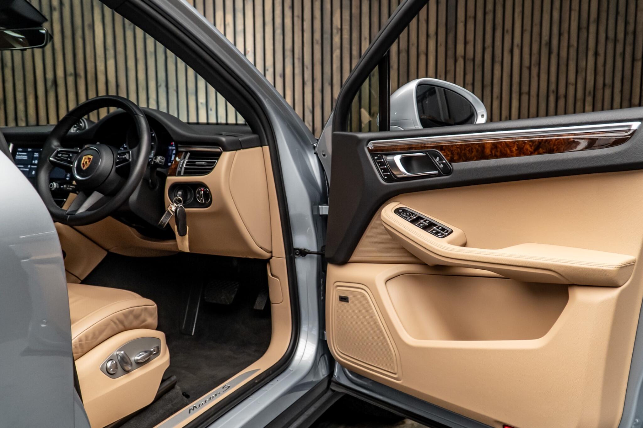 Porsche Macan view 31