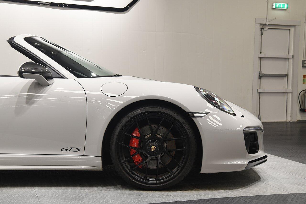 Porsche 911 view 35