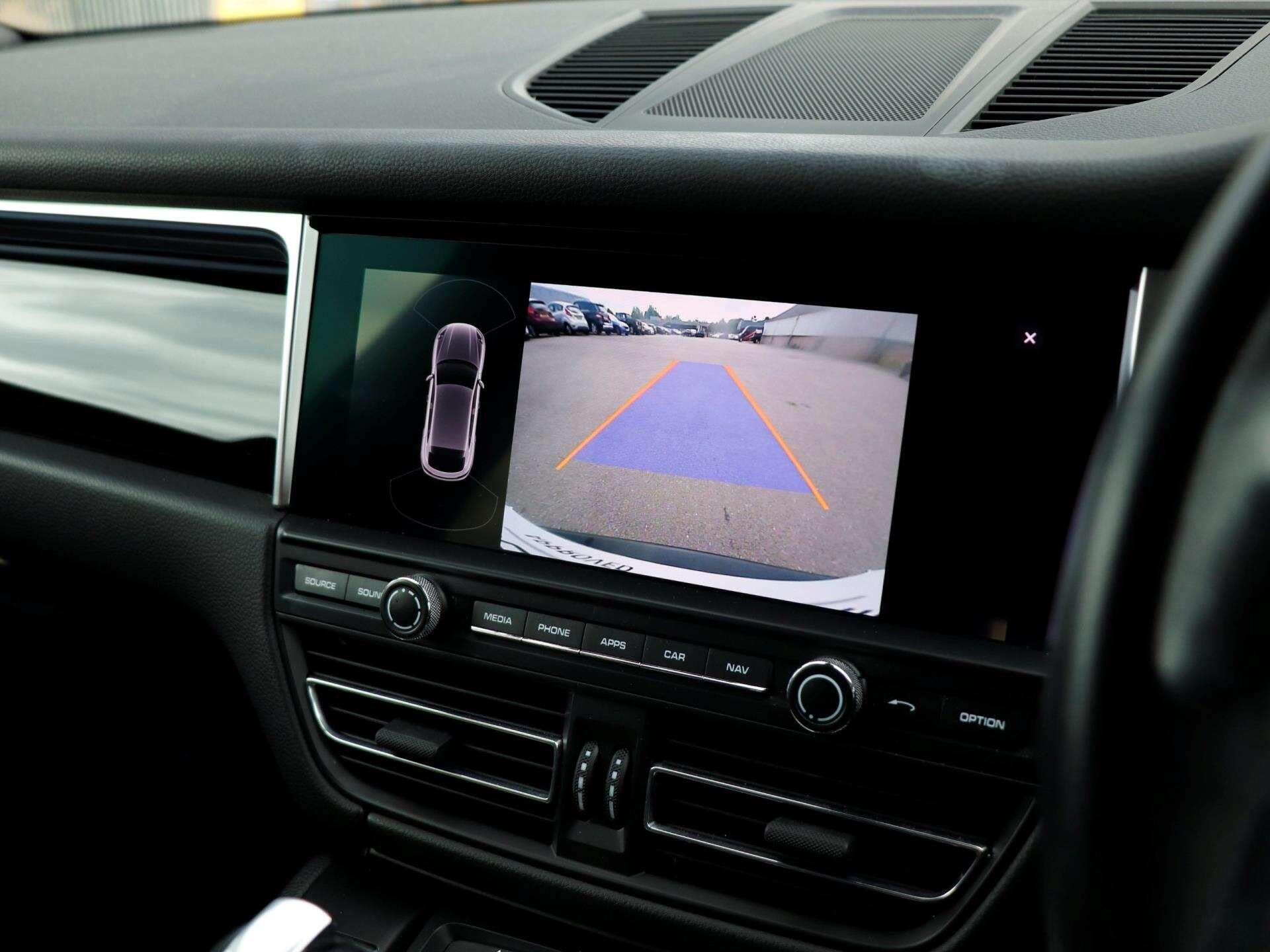 Porsche Macan view 15
