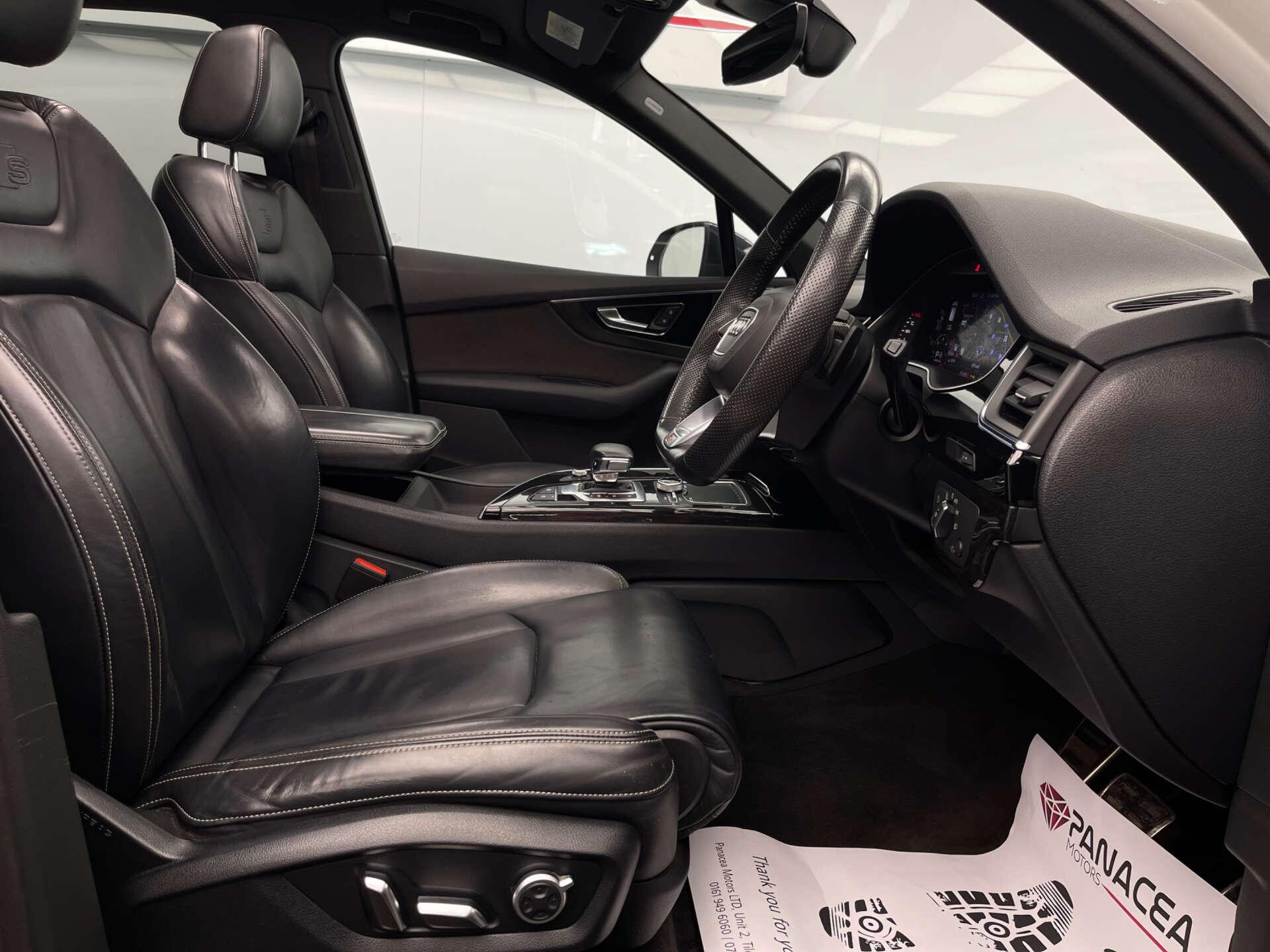 Audi Q7 view 12
