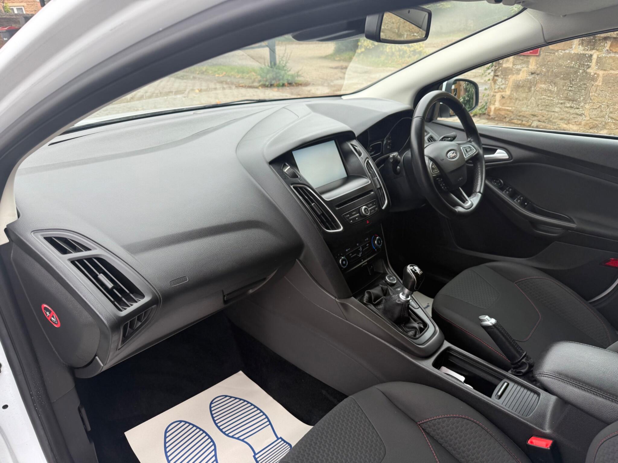 2015 Ford Focus image 14