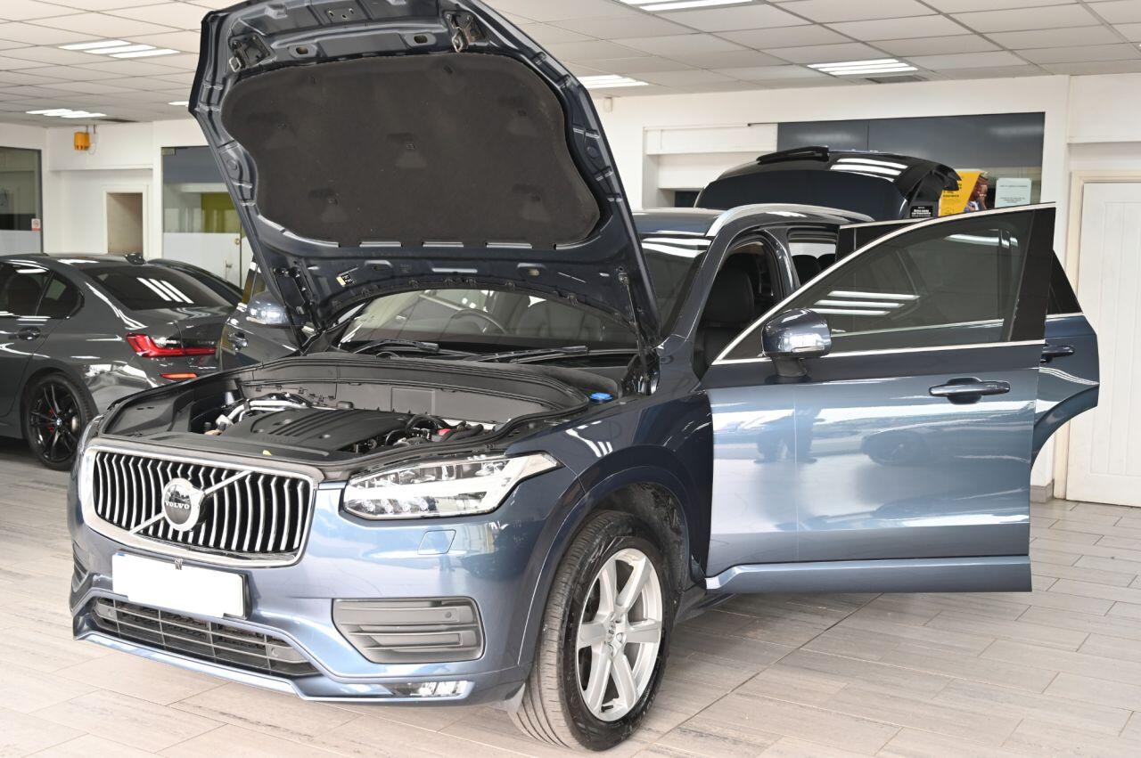 Volvo XC90 view 8