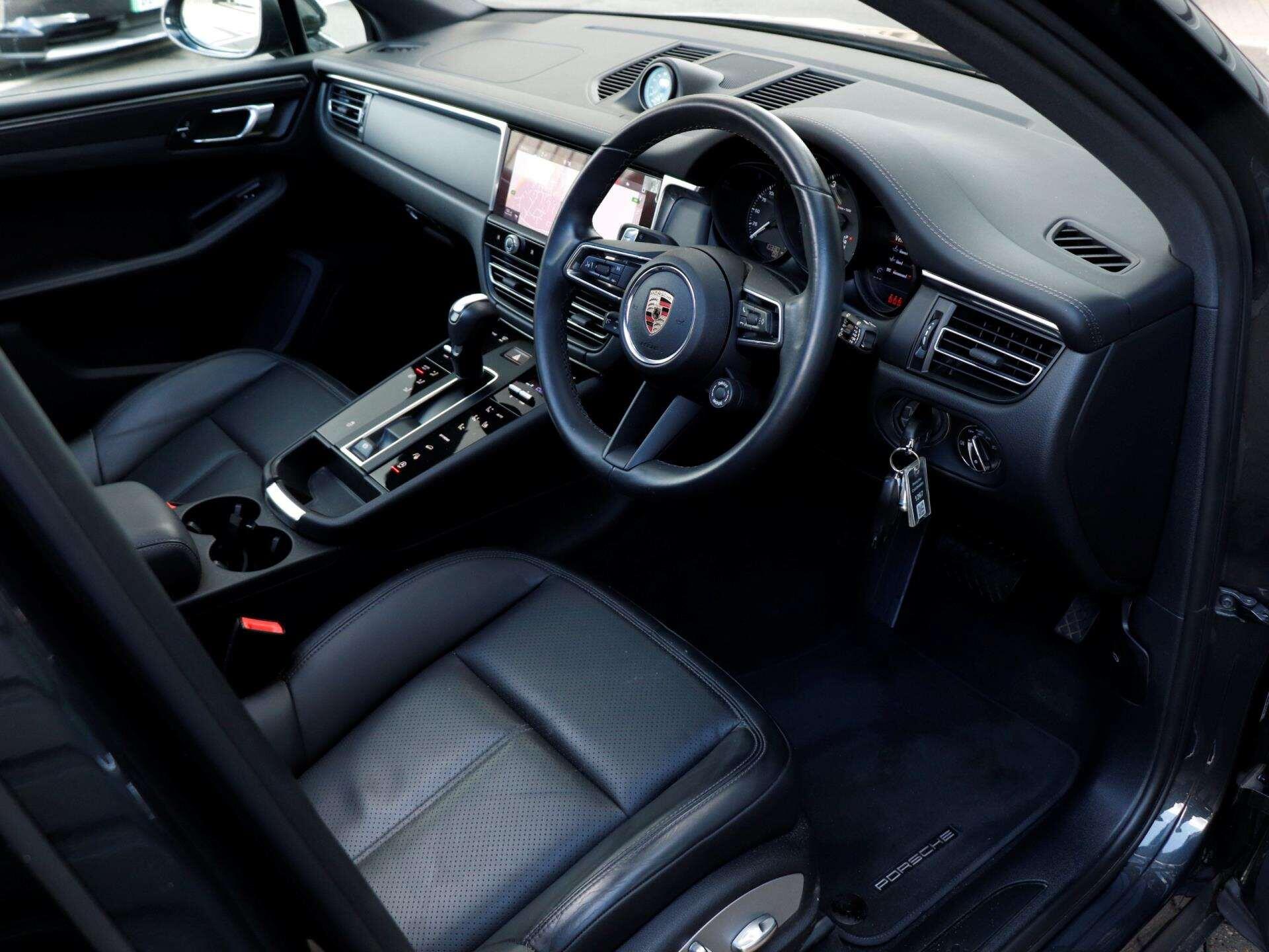 Porsche Macan view 11