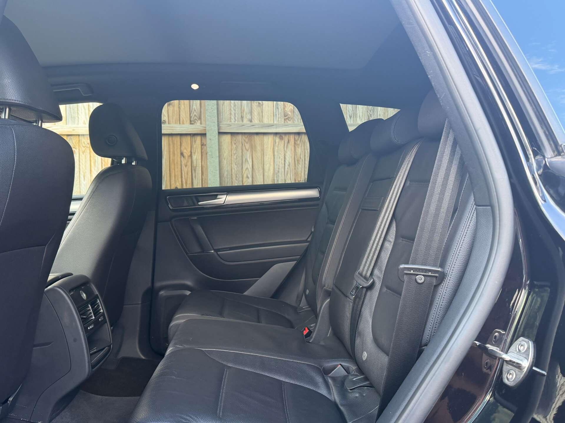 Volkswagen Touareg view 18