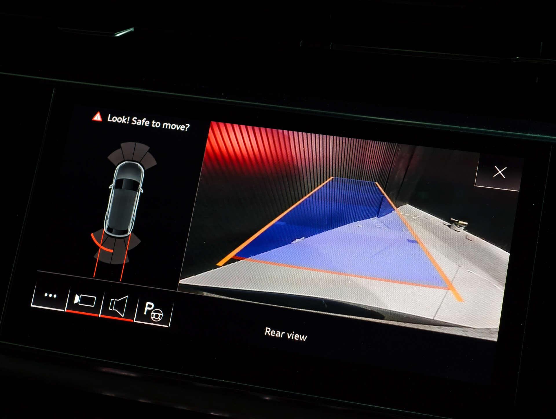 Audi Q8 view 36