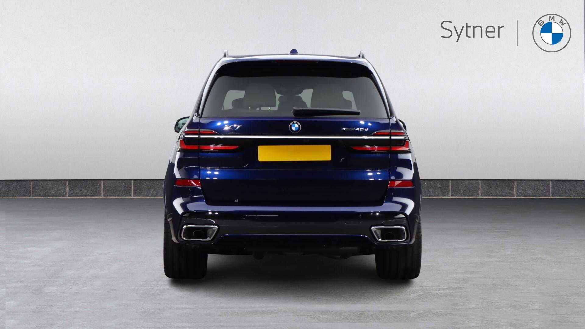 BMW X7 view 4