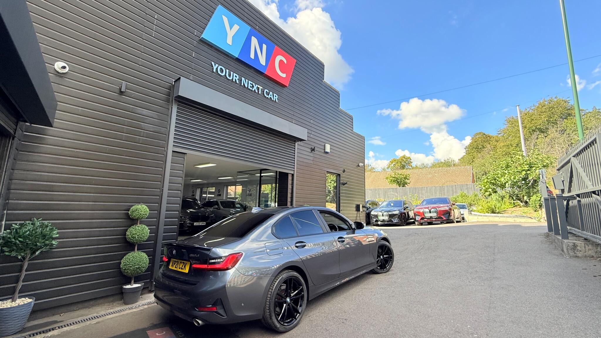 BMW 3 Series view 4
