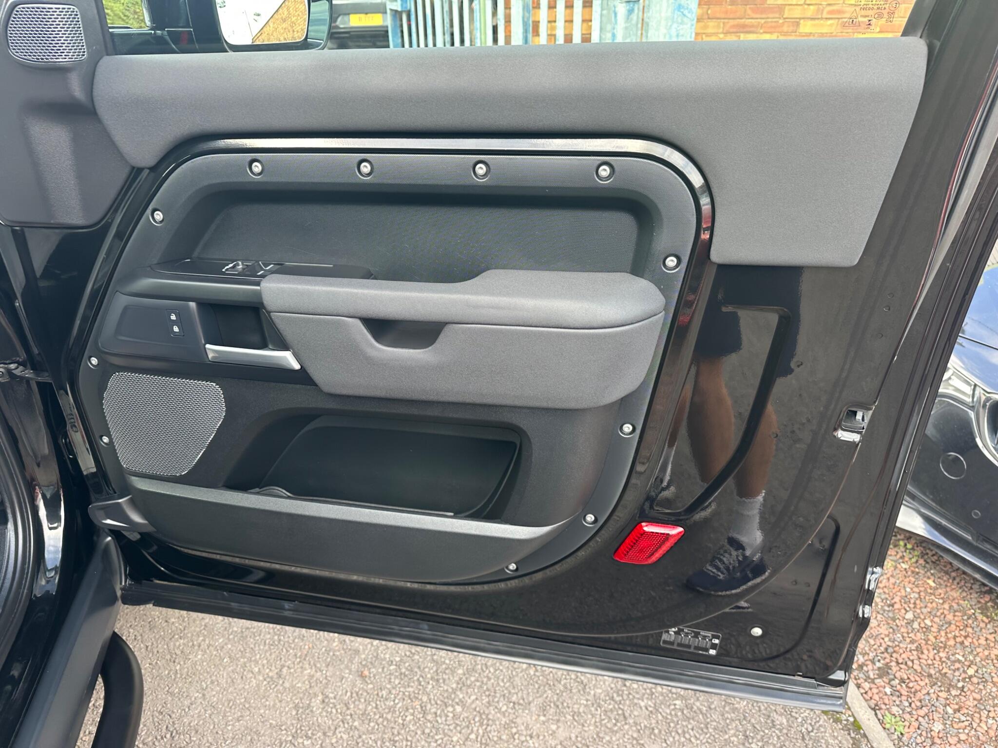 Land Rover Defender view 33