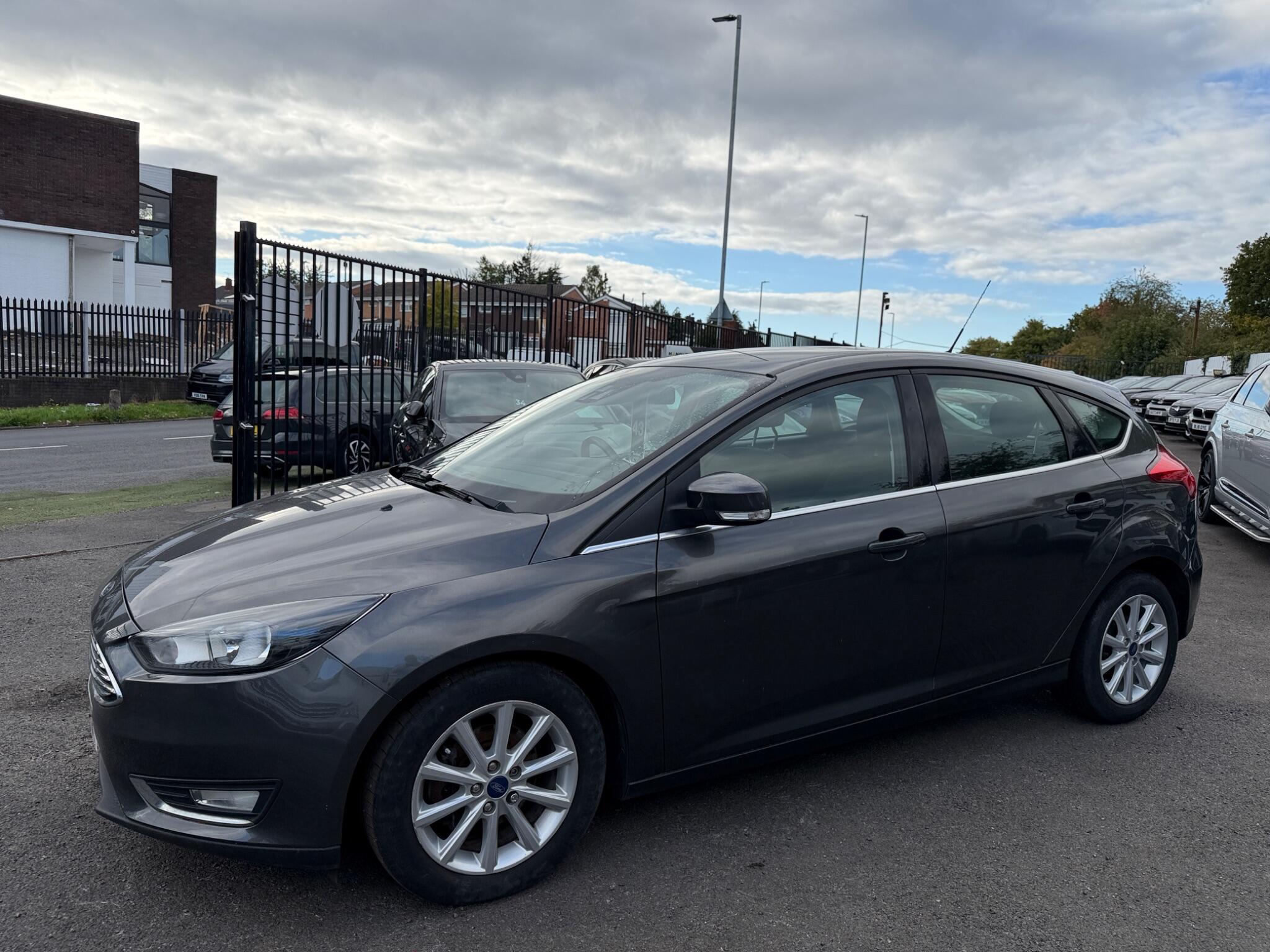 Ford Focus view 3