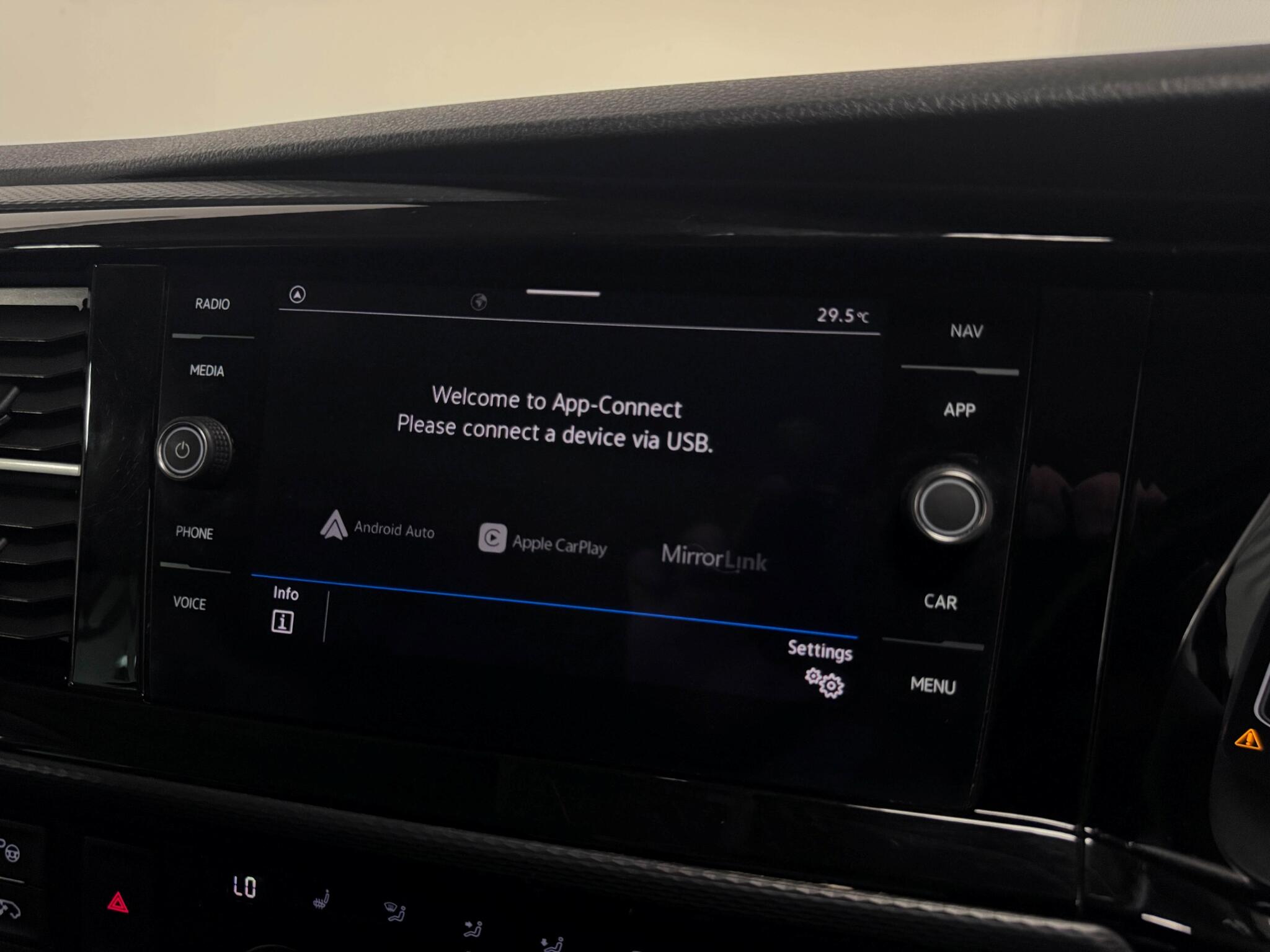 Volkswagen Caravelle view 8