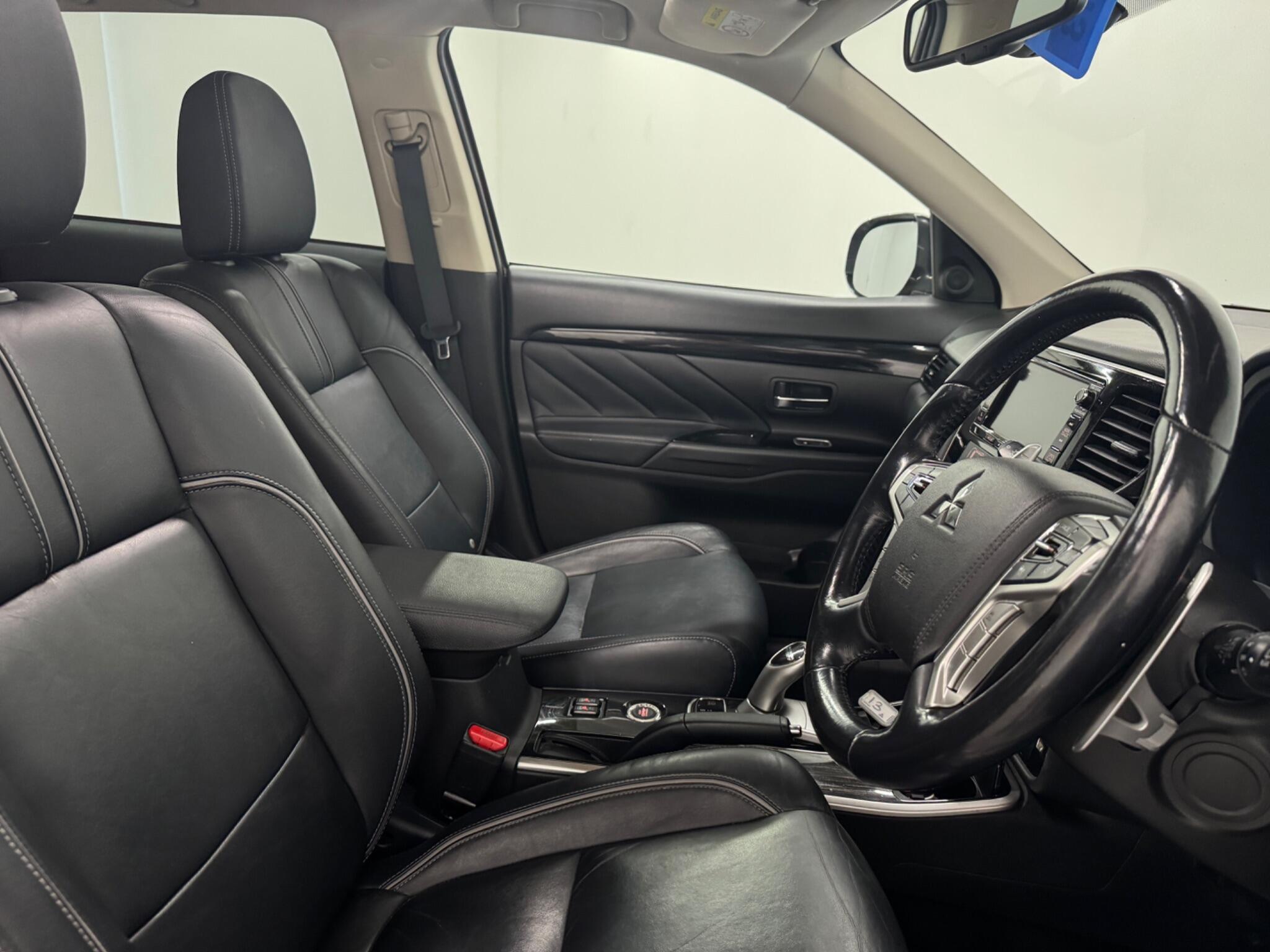 Mitsubishi Outlander view 10