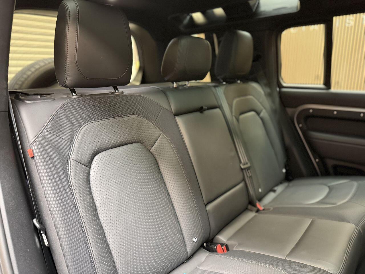 Land Rover Defender 110 view 29