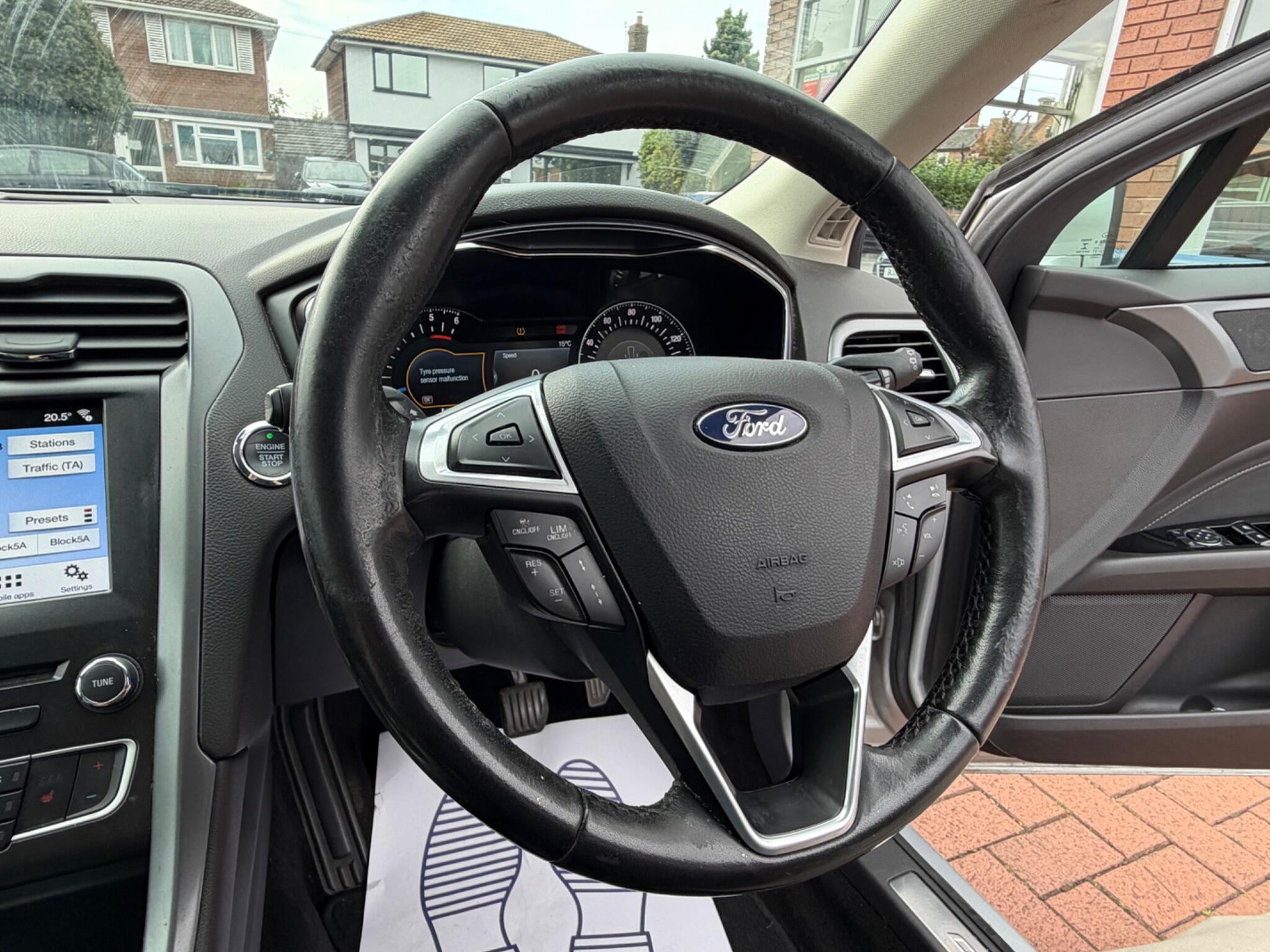 Ford Mondeo view 50