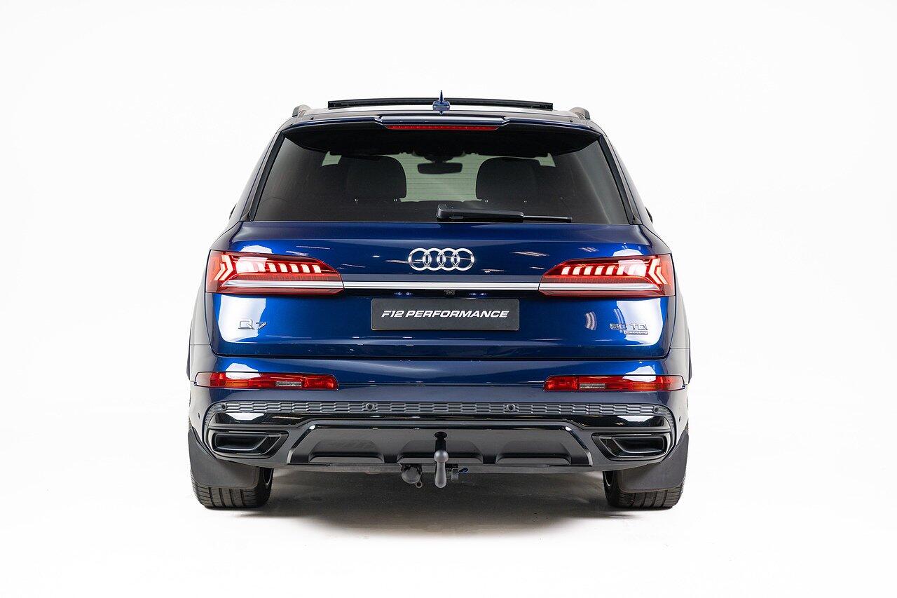 Audi Q7 view 8