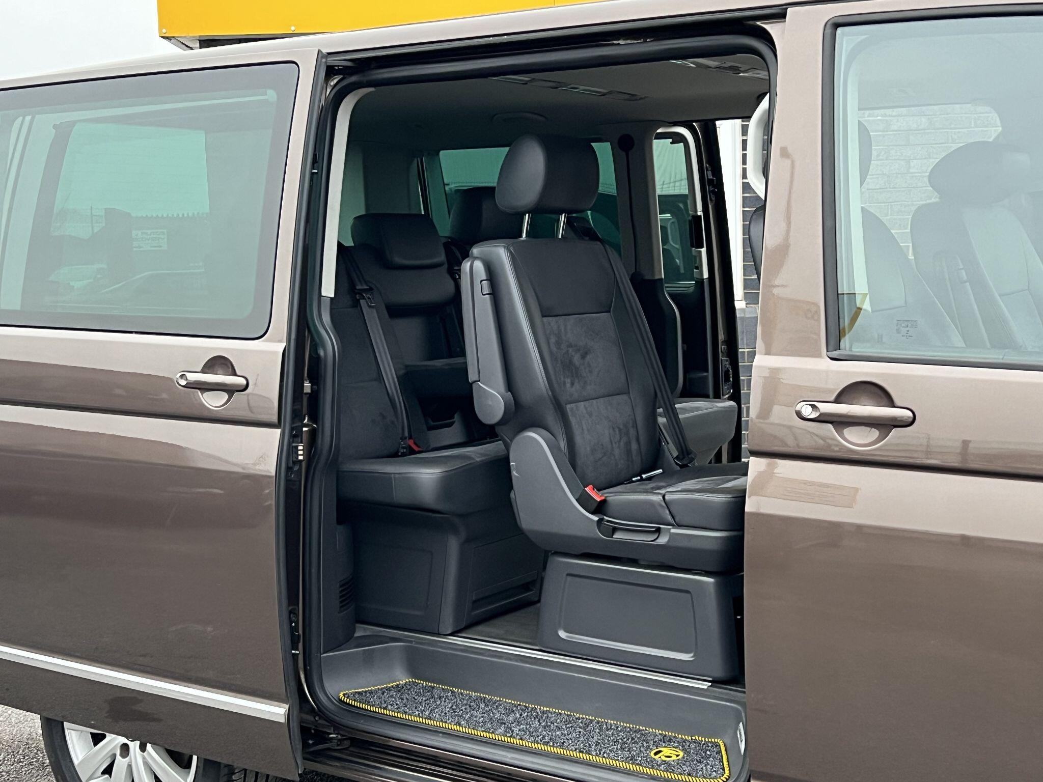 Volkswagen Caravelle view 11