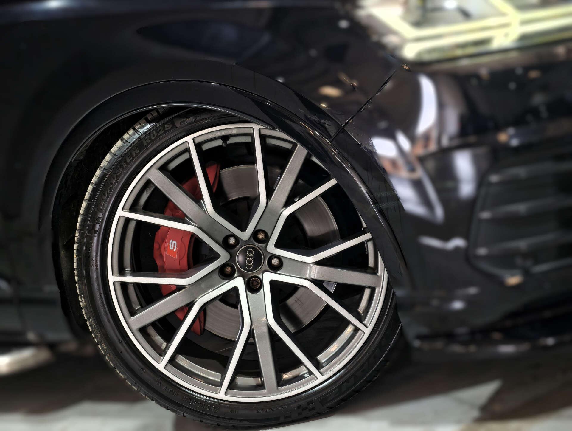 Audi SQ7 view 6
