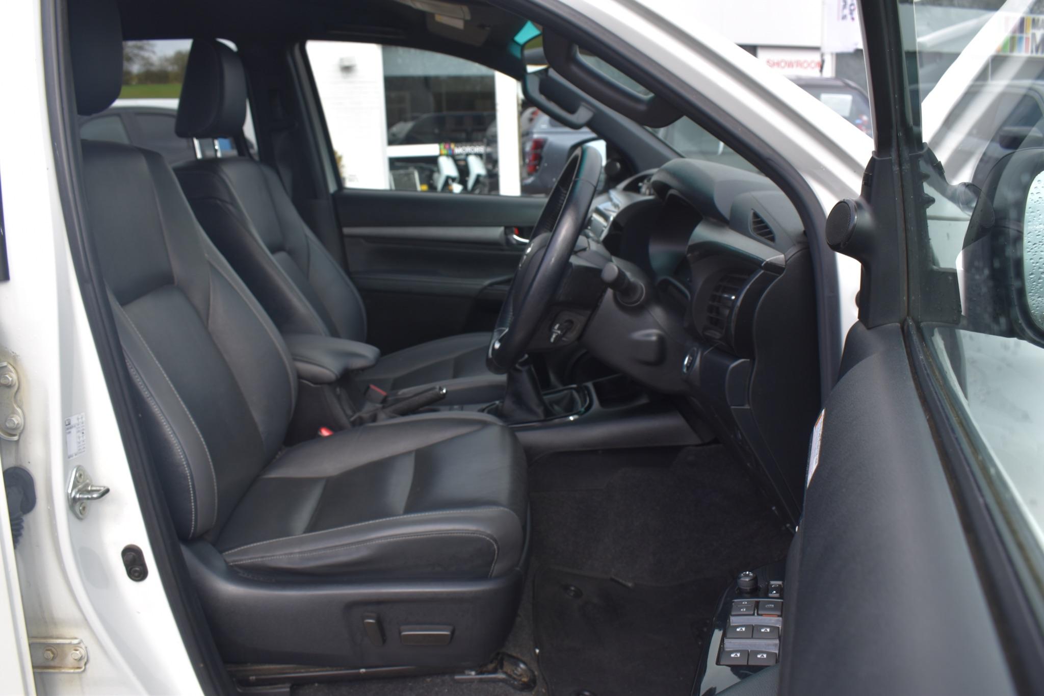 Hilux - 2.8 D-4D Invincible X 4WD Euro 6 (s/s) 4dr - Image 25