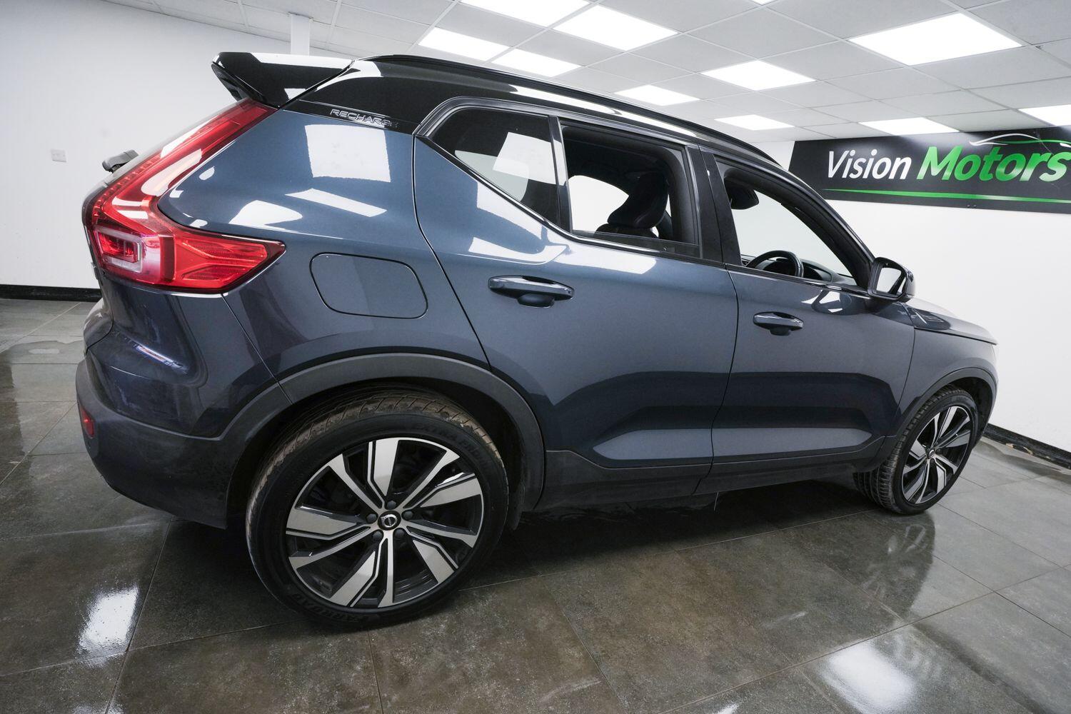 Volvo XC40 view 3
