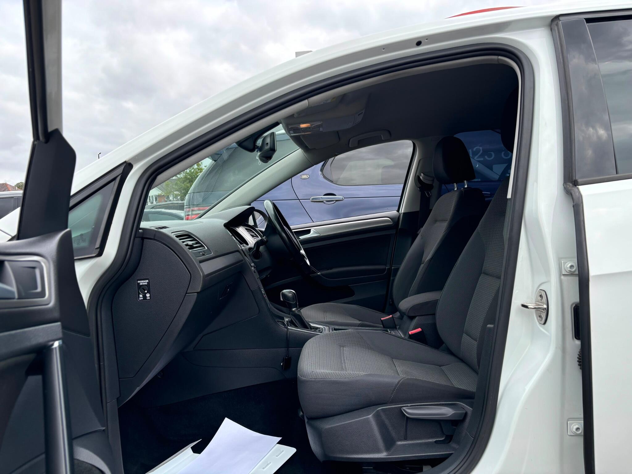 Volkswagen Golf view 3