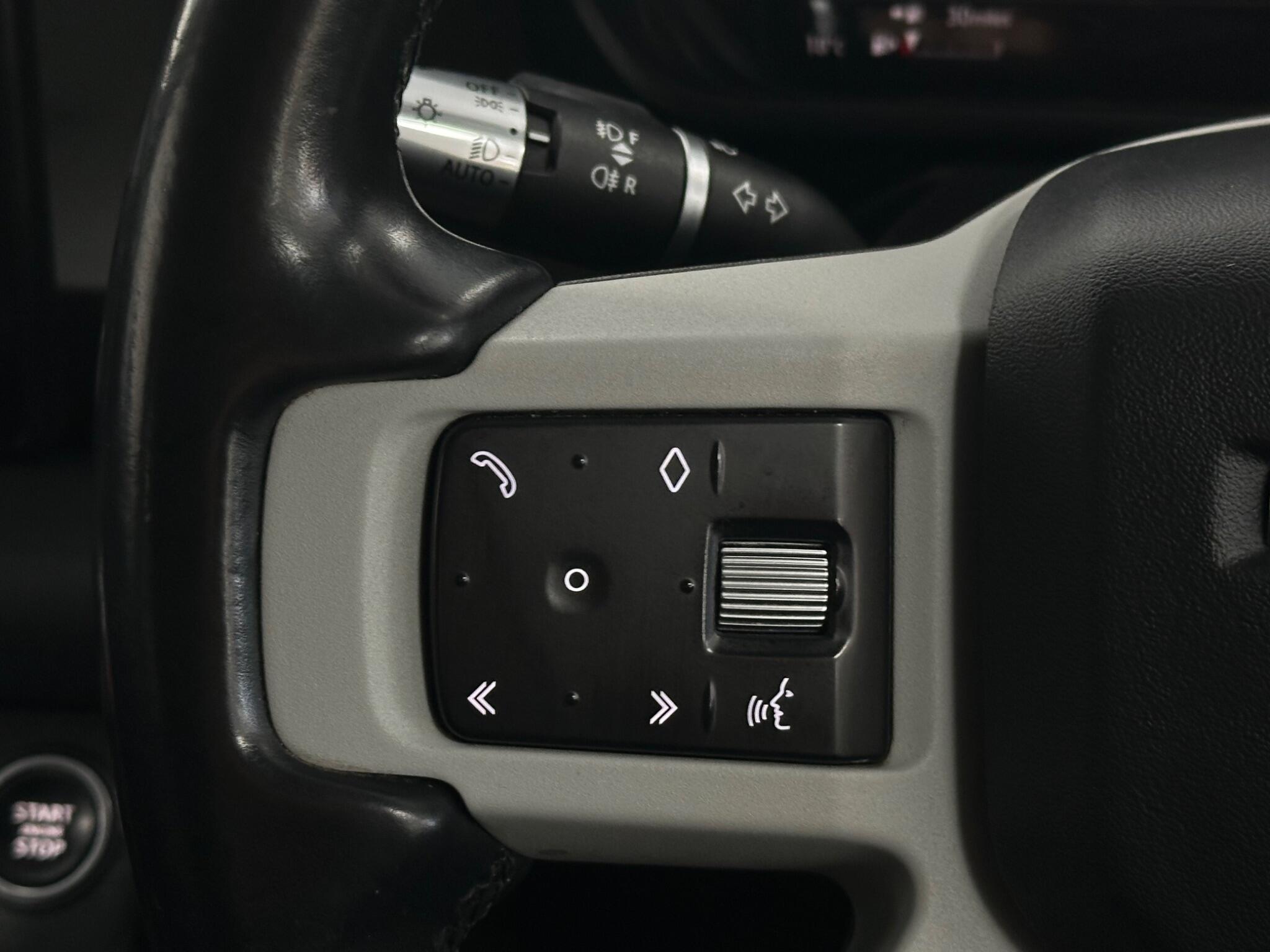 Land Rover Defender 110 view 27