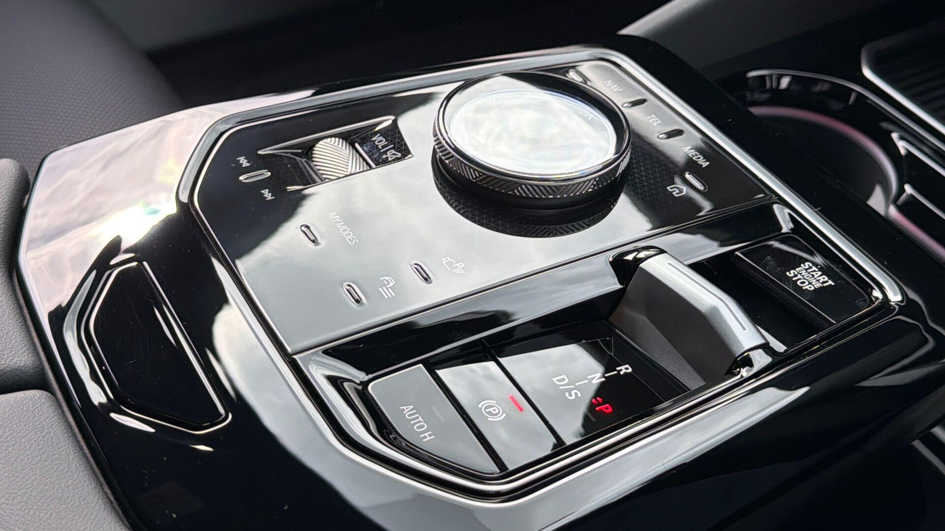 BMW 5 Series view 10