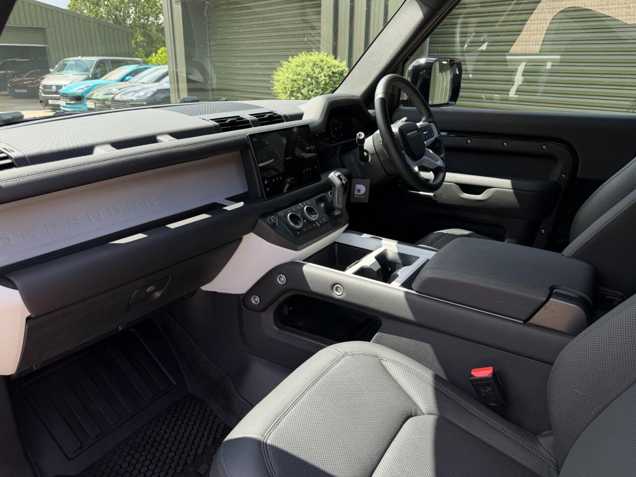 Land Rover Defender 90 view 25