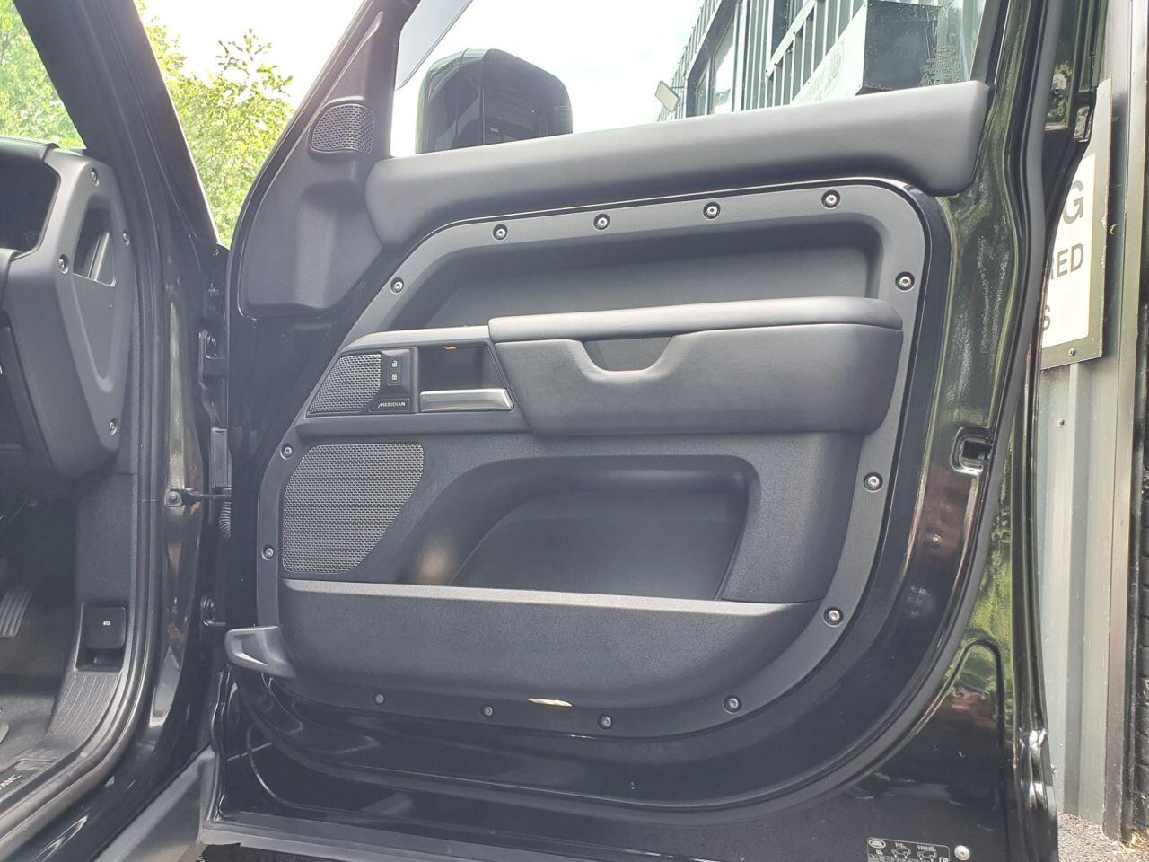 Land Rover Defender 110 view 24