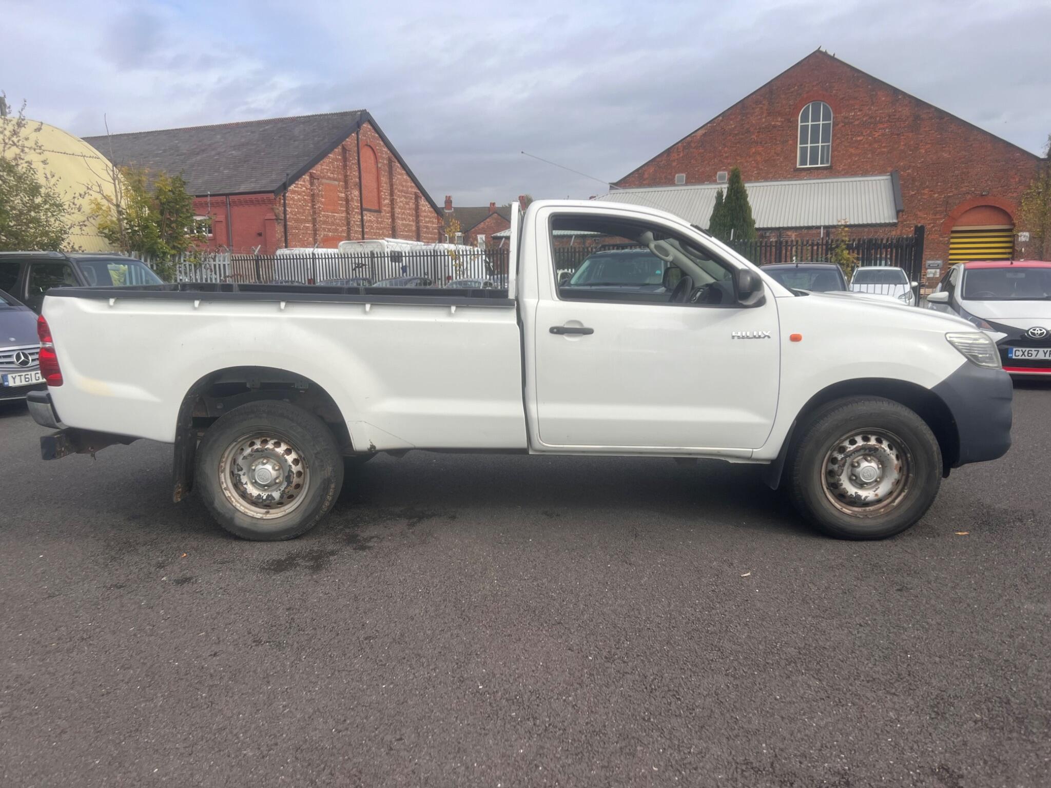 2016 Toyota Hilux 2.5 D-4D Active 4WD Euro 5 2dr • 115,029 miles image 8