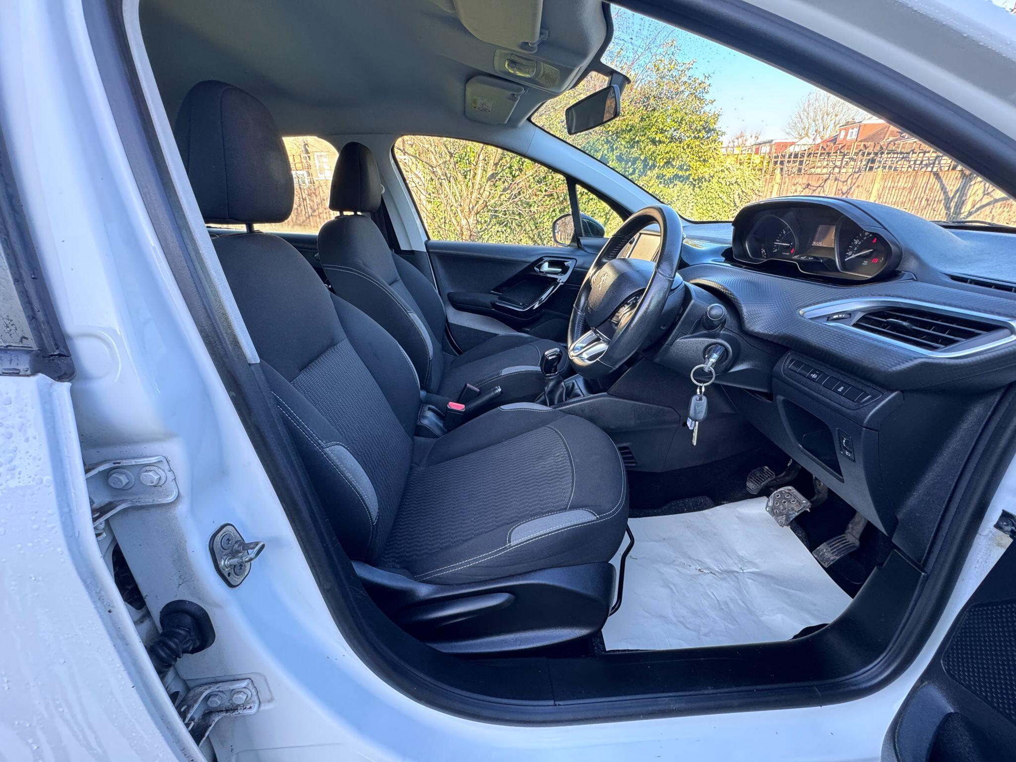 2016 Peugeot 208 image 16