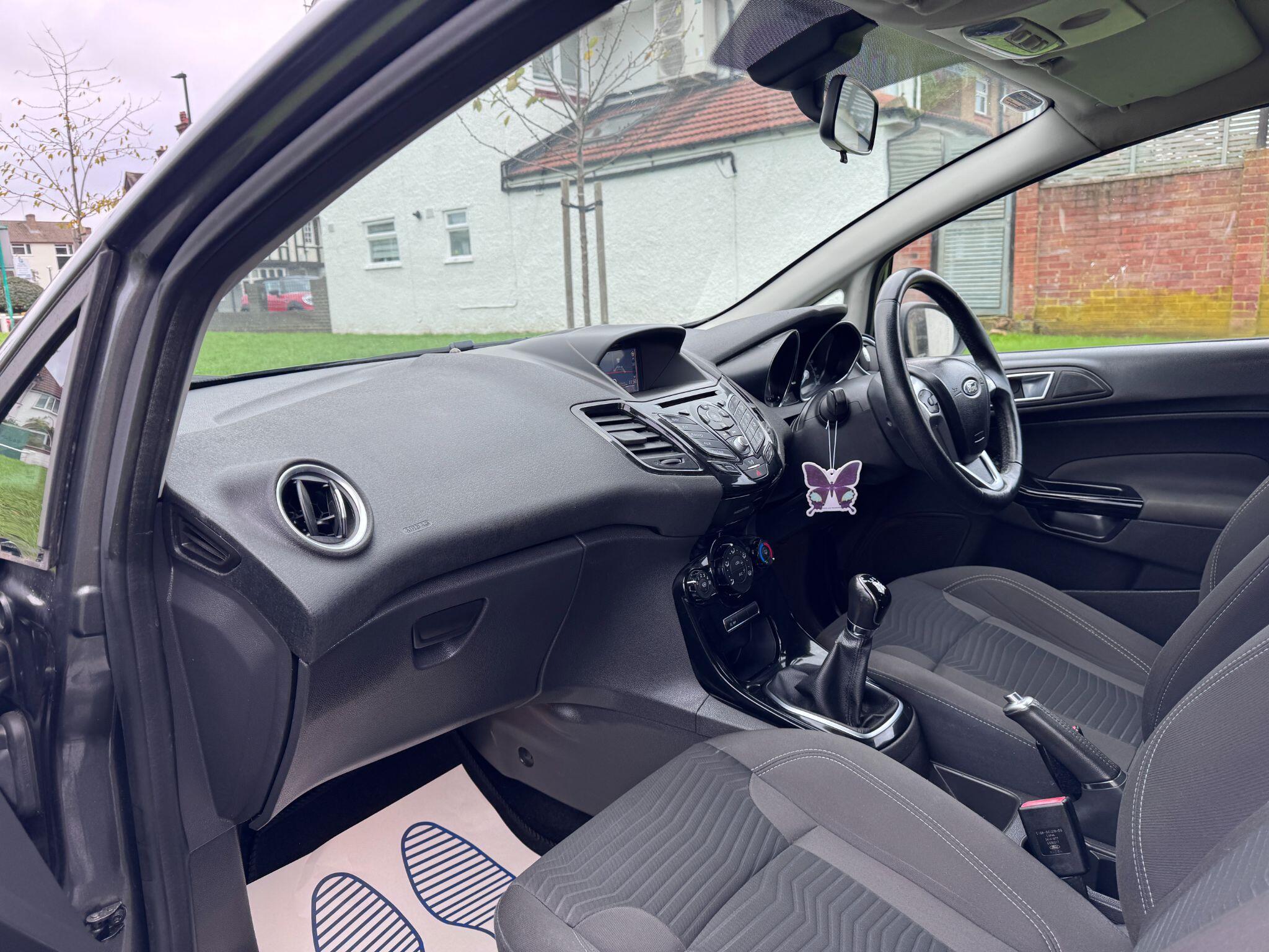 2017 Ford Fiesta image 17