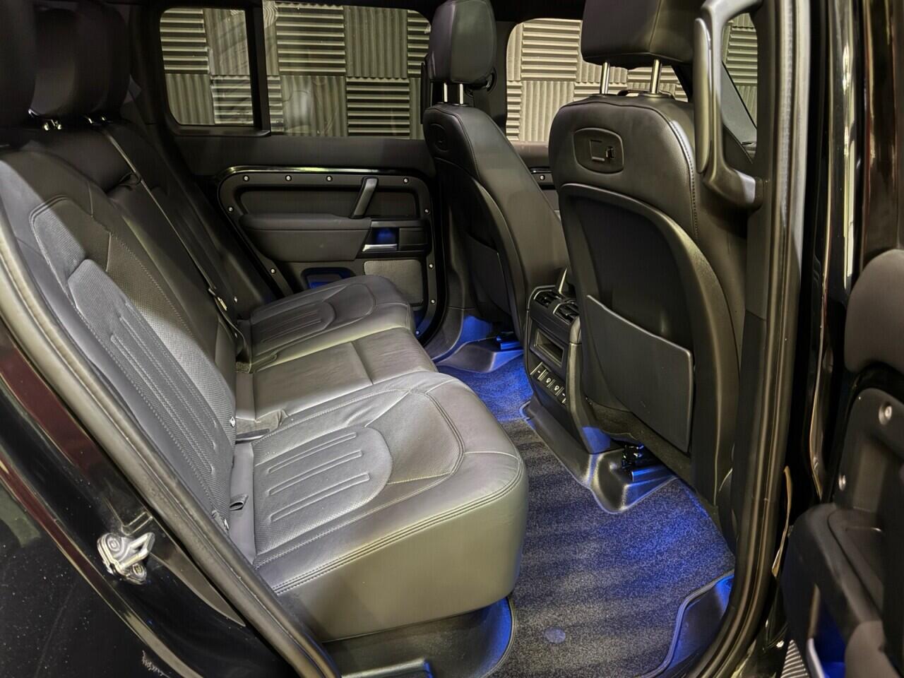 Land Rover Defender 110 view 18